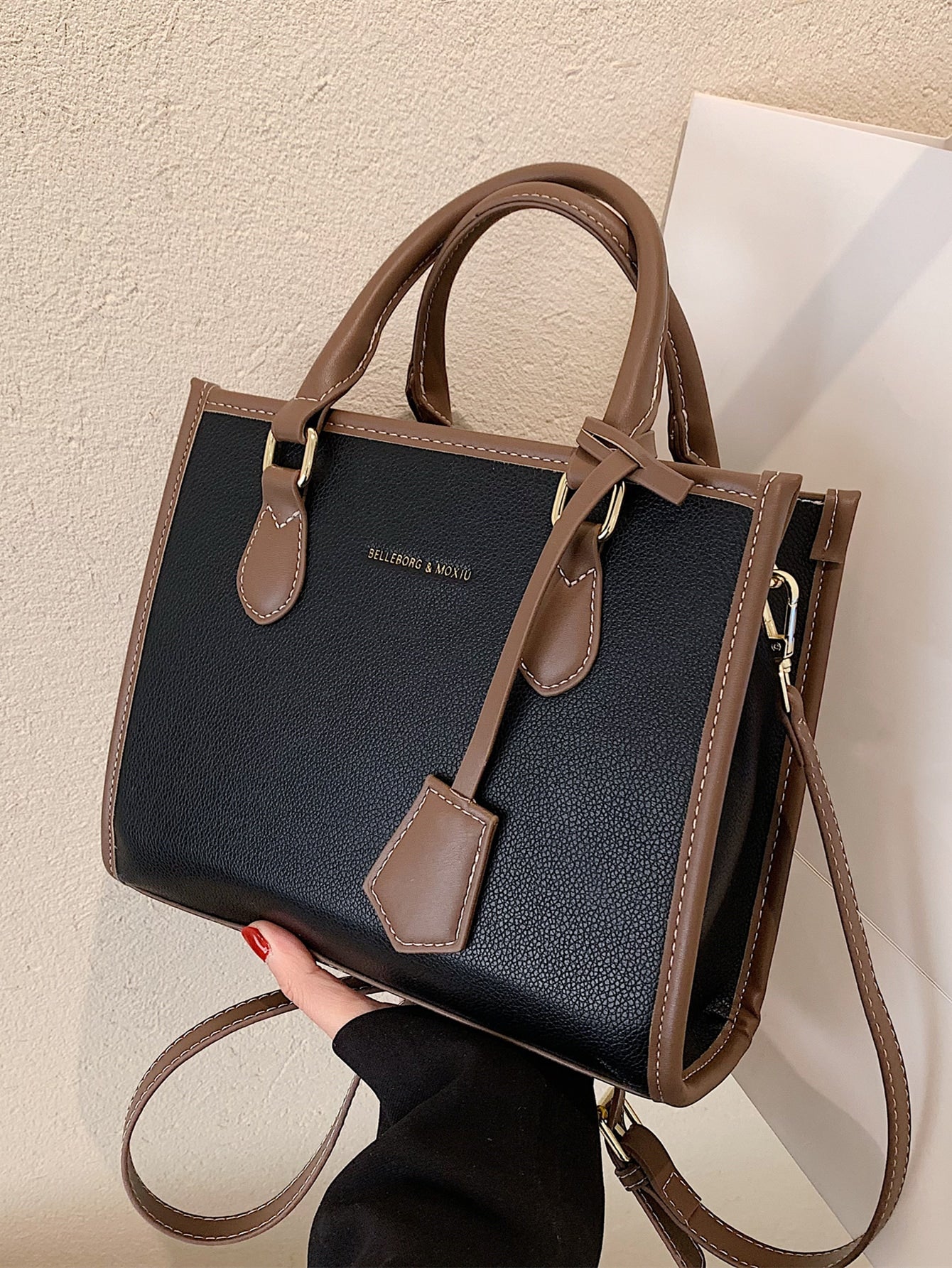 Quadratische Tasche mit Buchstabe Detail, Kontrastsaum