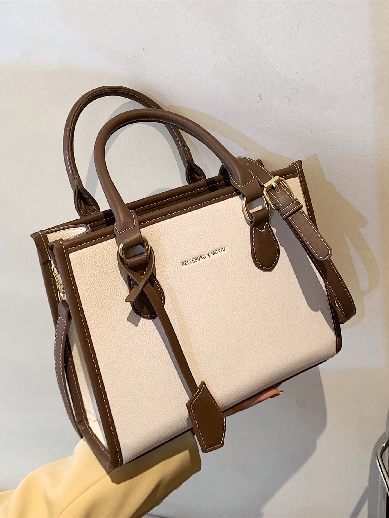 Quadratische Tasche mit Buchstabe Detail, Kontrastsaum