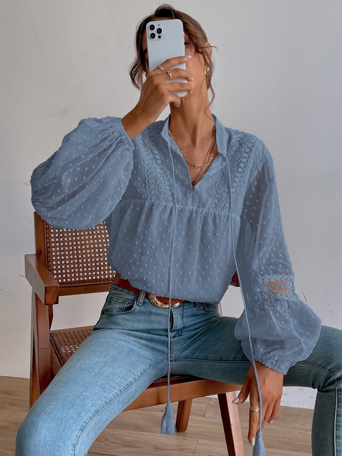 Bluse mit Punkten, besticktem Netzstoff, Einsatz, Laternenärmeln, Quaste, Band