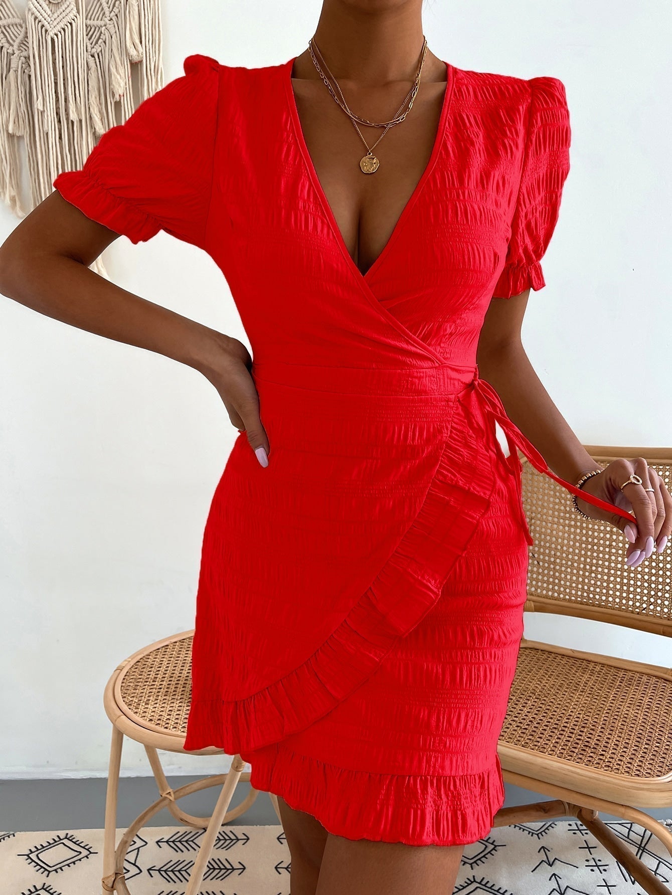 Wickelkleid mit Puffärmeln, Rüschenbesatz, seitlichem Band