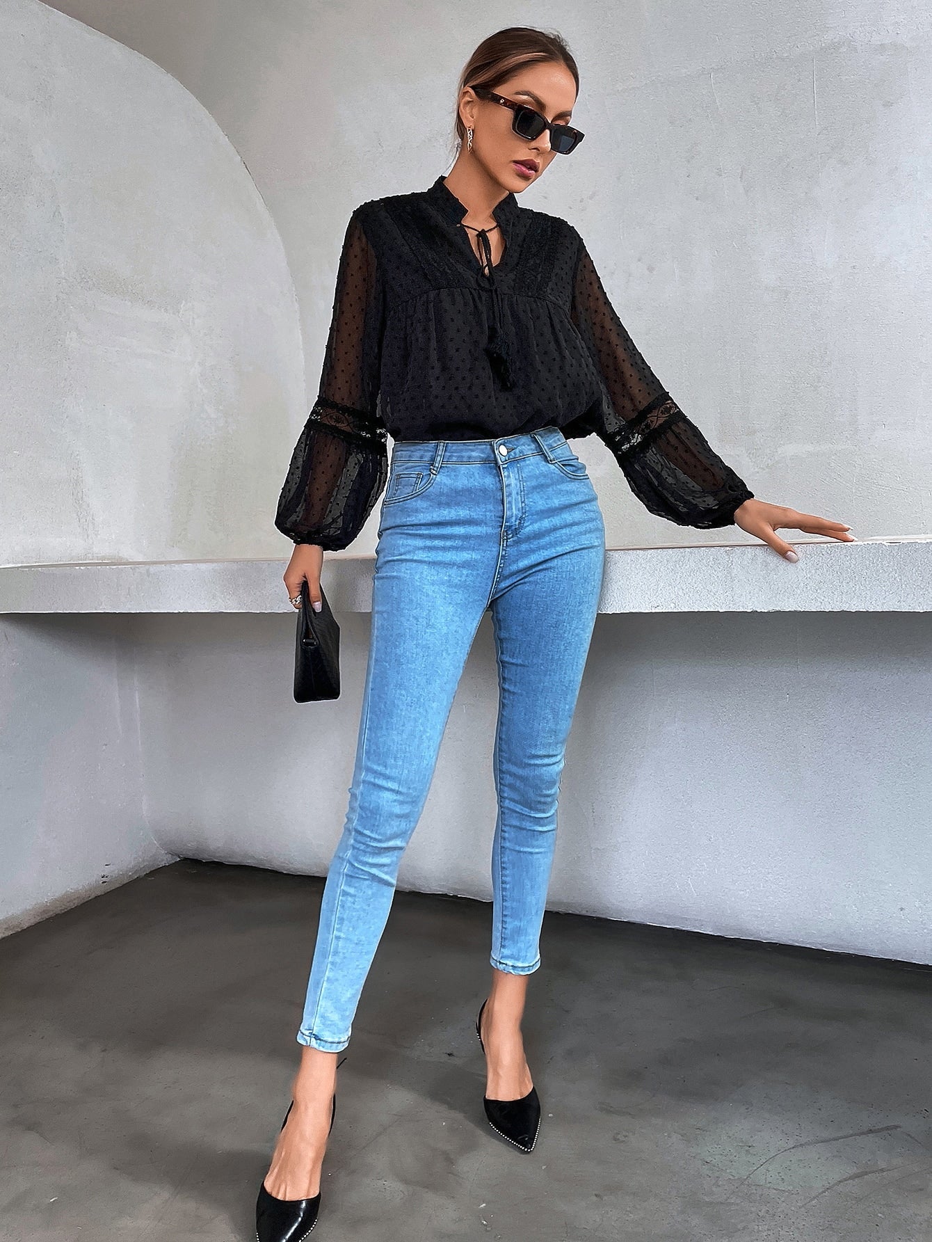 Bluse mit Punkten, besticktem Netzstoff, Einsatz, Laternenärmeln, Quaste, Band