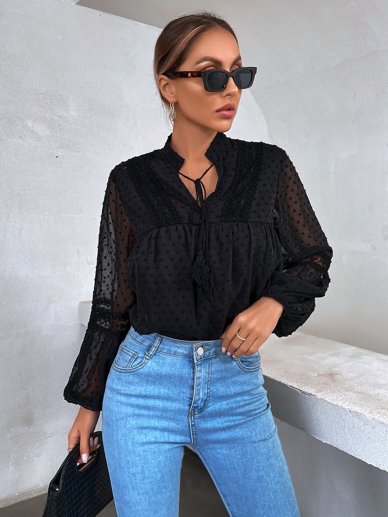 Bluse mit Punkten, besticktem Netzstoff, Einsatz, Laternenärmeln, Quaste, Band