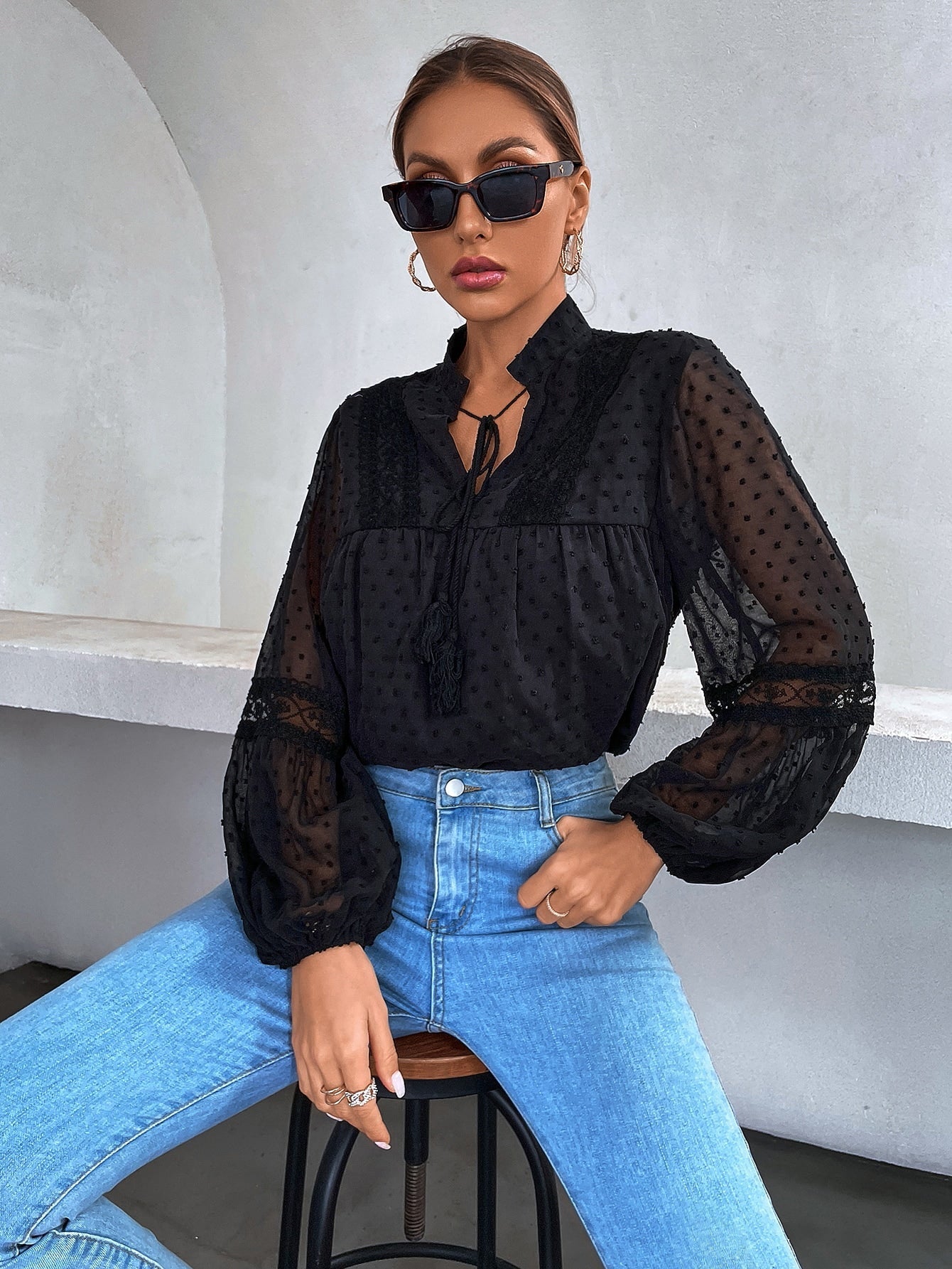 Bluse mit Punkten, besticktem Netzstoff, Einsatz, Laternenärmeln, Quaste, Band