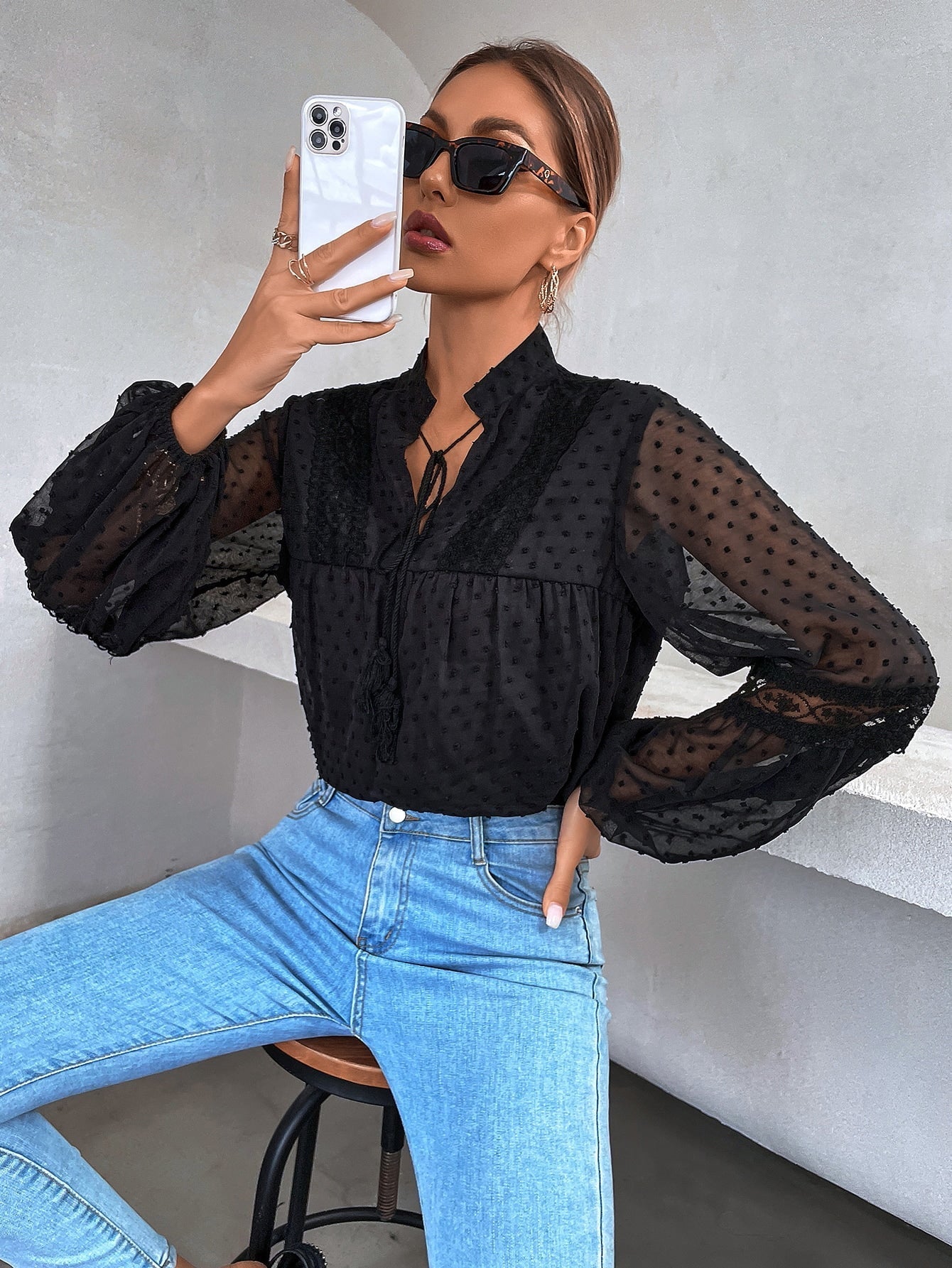 Bluse mit Punkten, besticktem Netzstoff, Einsatz, Laternenärmeln, Quaste, Band