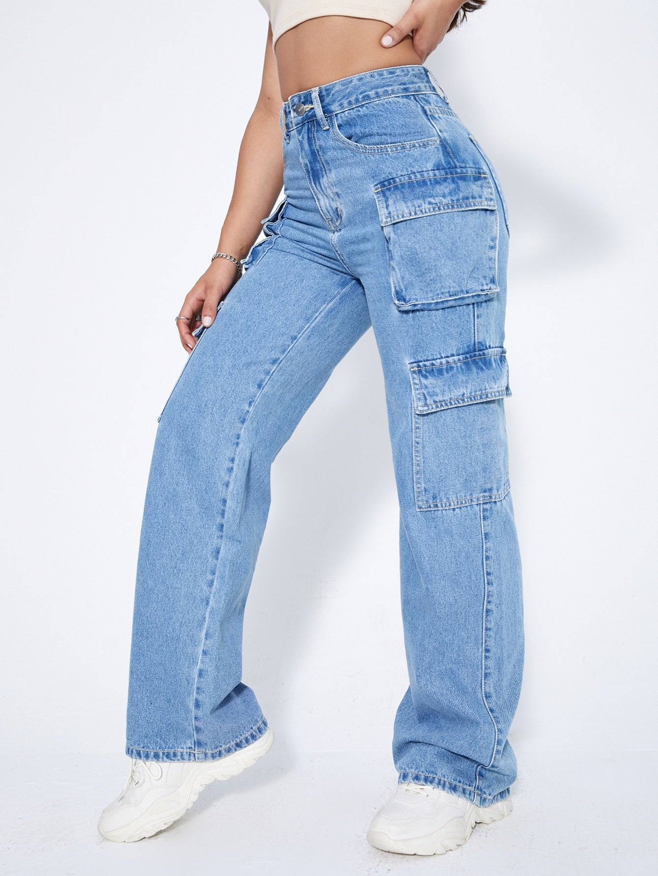 Cargo Jeans mit hoher Taille, seitlichen Pattentaschen