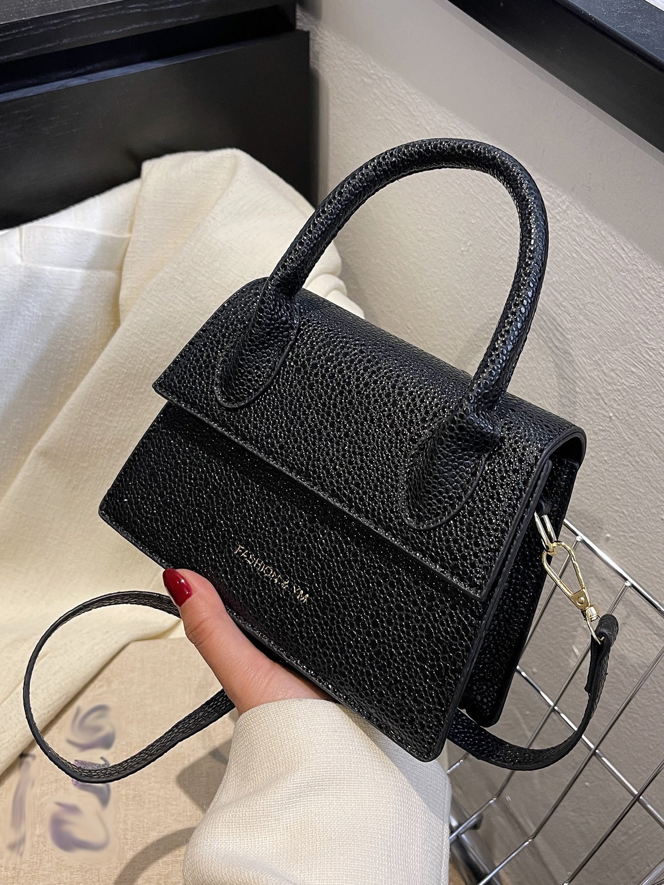 Quadratische Tasche mit Kiesel Prägung, Klappe