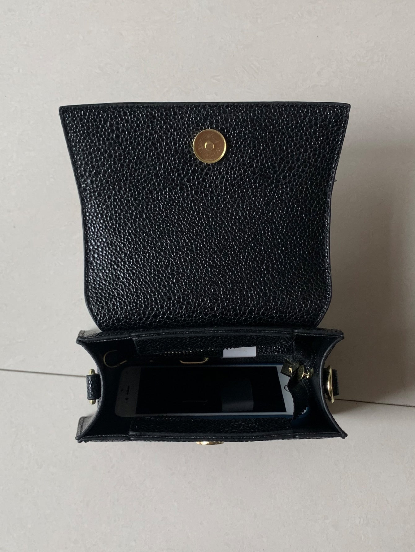 Quadratische Tasche mit Kiesel Prägung, Klappe