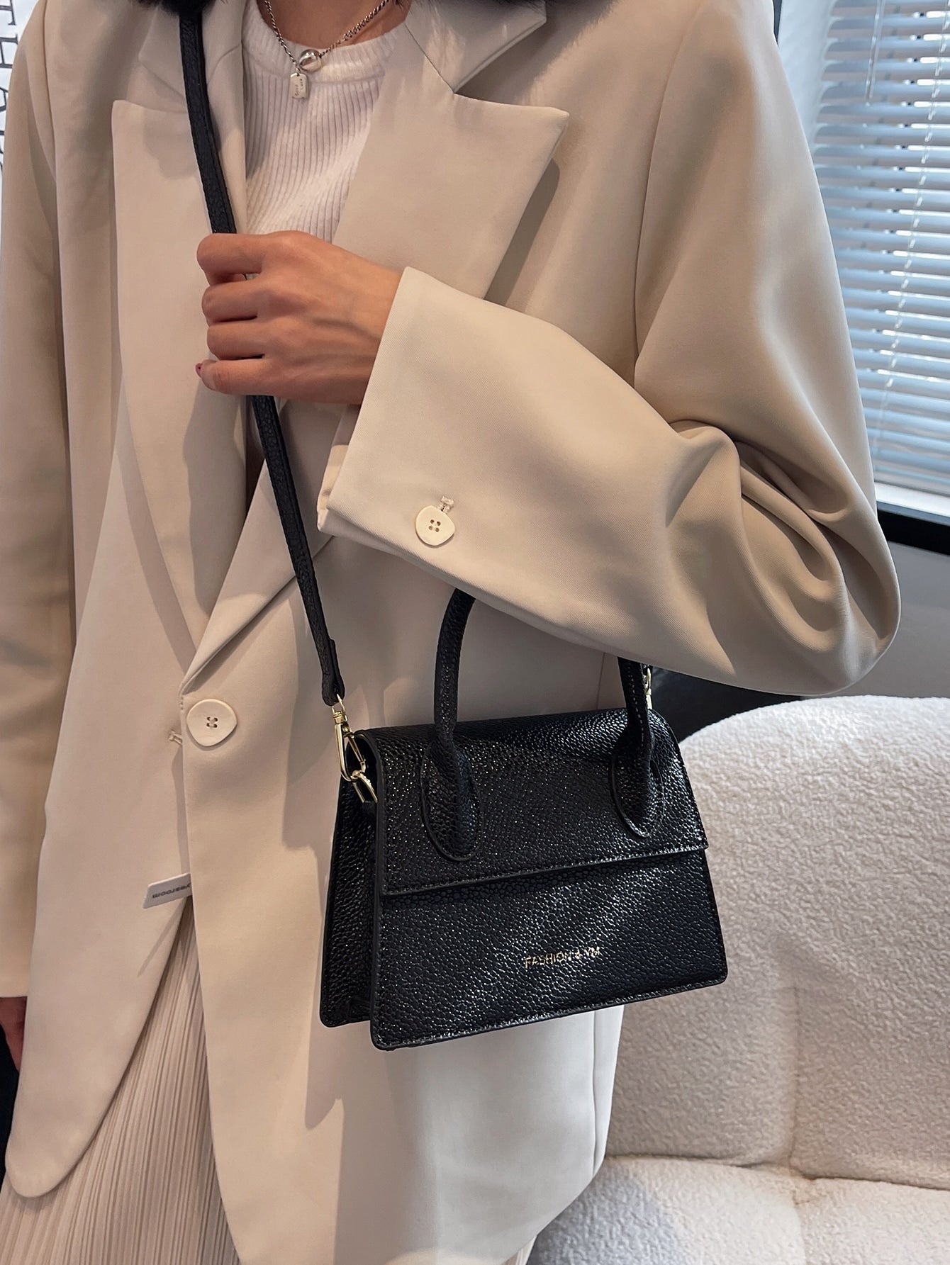 Quadratische Tasche mit Kiesel Prägung, Klappe