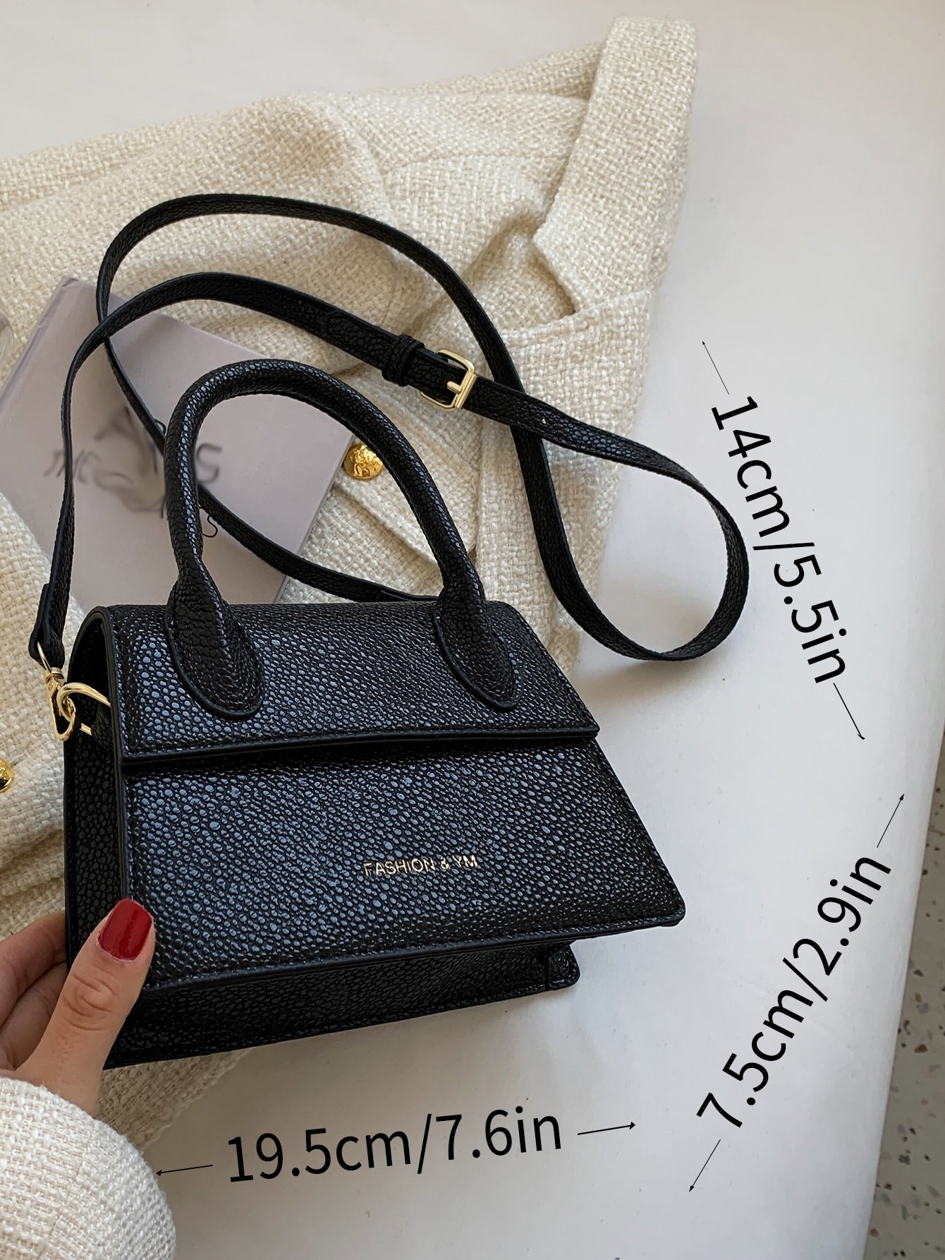 Quadratische Tasche mit Kiesel Prägung, Klappe