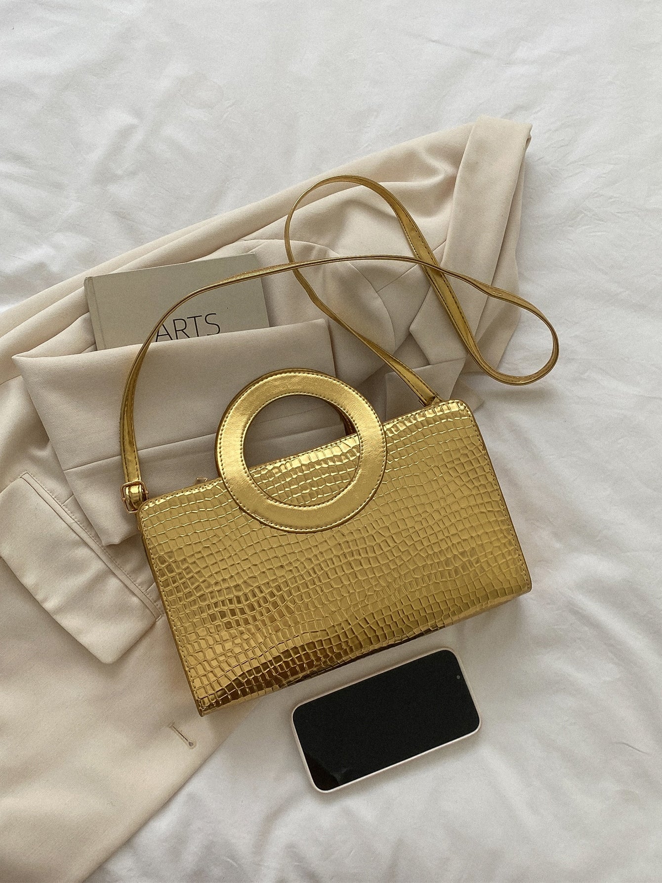 Quadratische Tasche mit metallisch Krokodil Prägung, Ring oben