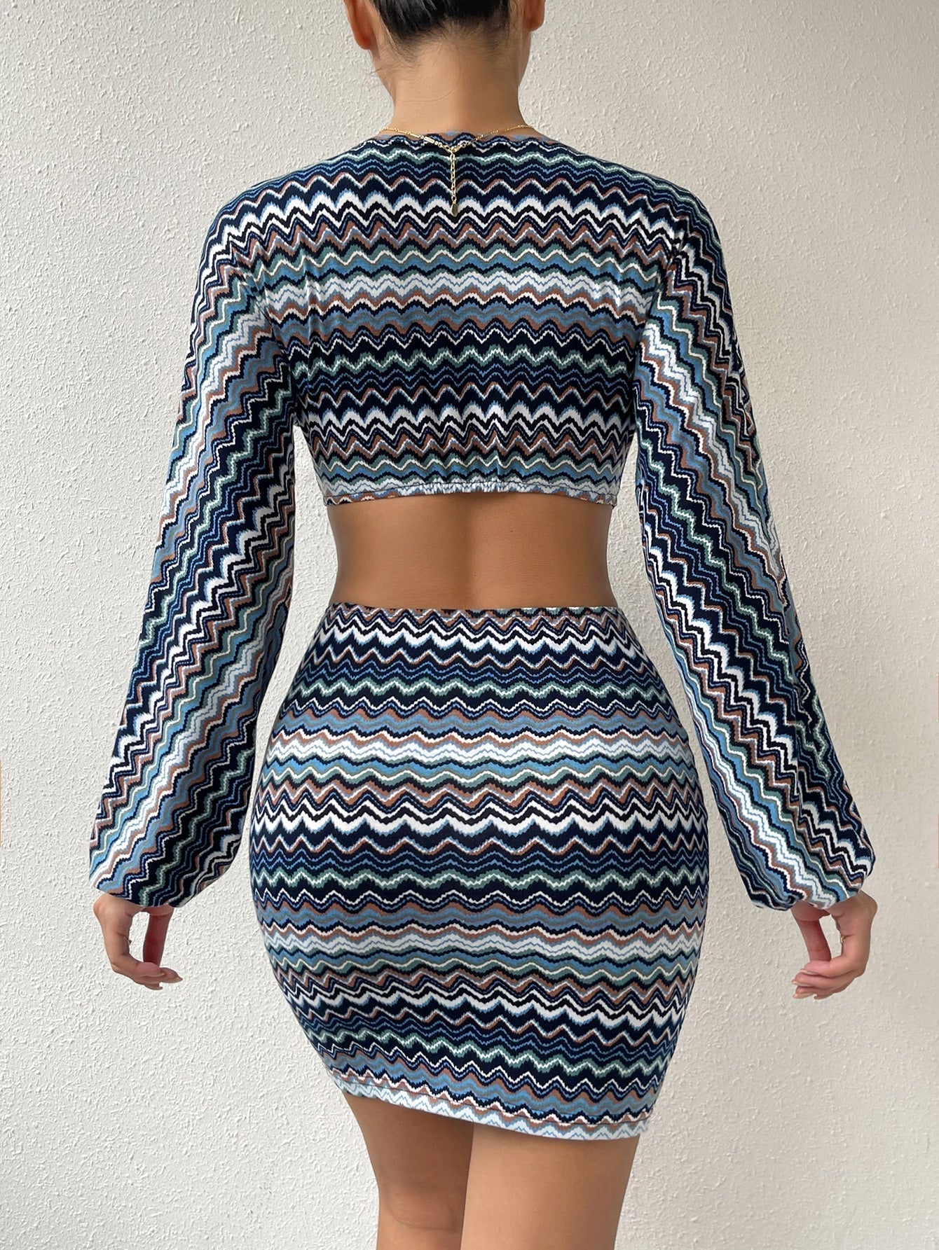 Figurbetontes Kleid mit Chevron Muster, Ring Bindung, Ausschnitt