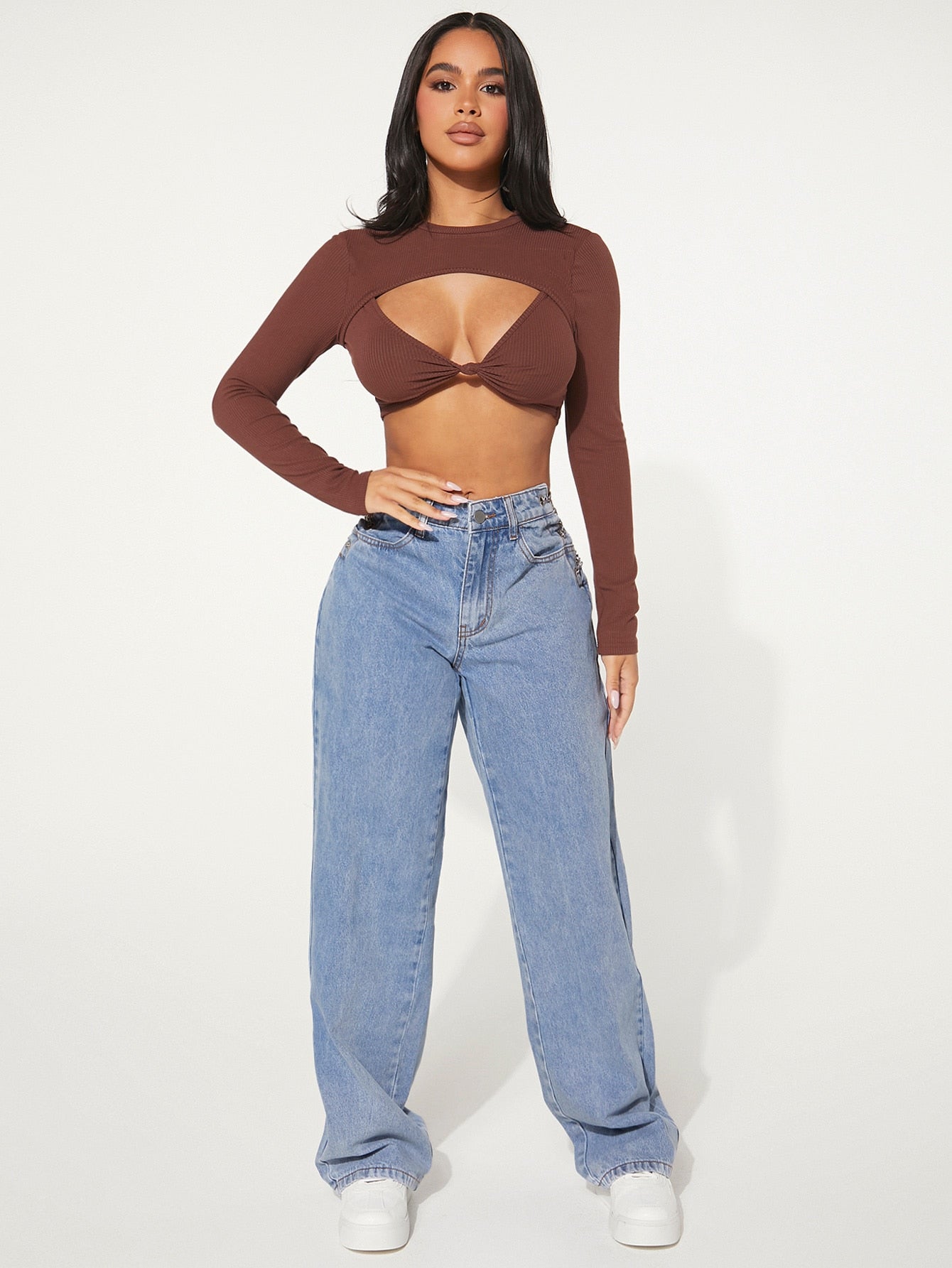 Jeans mit Kette, breitem Beinschnitt