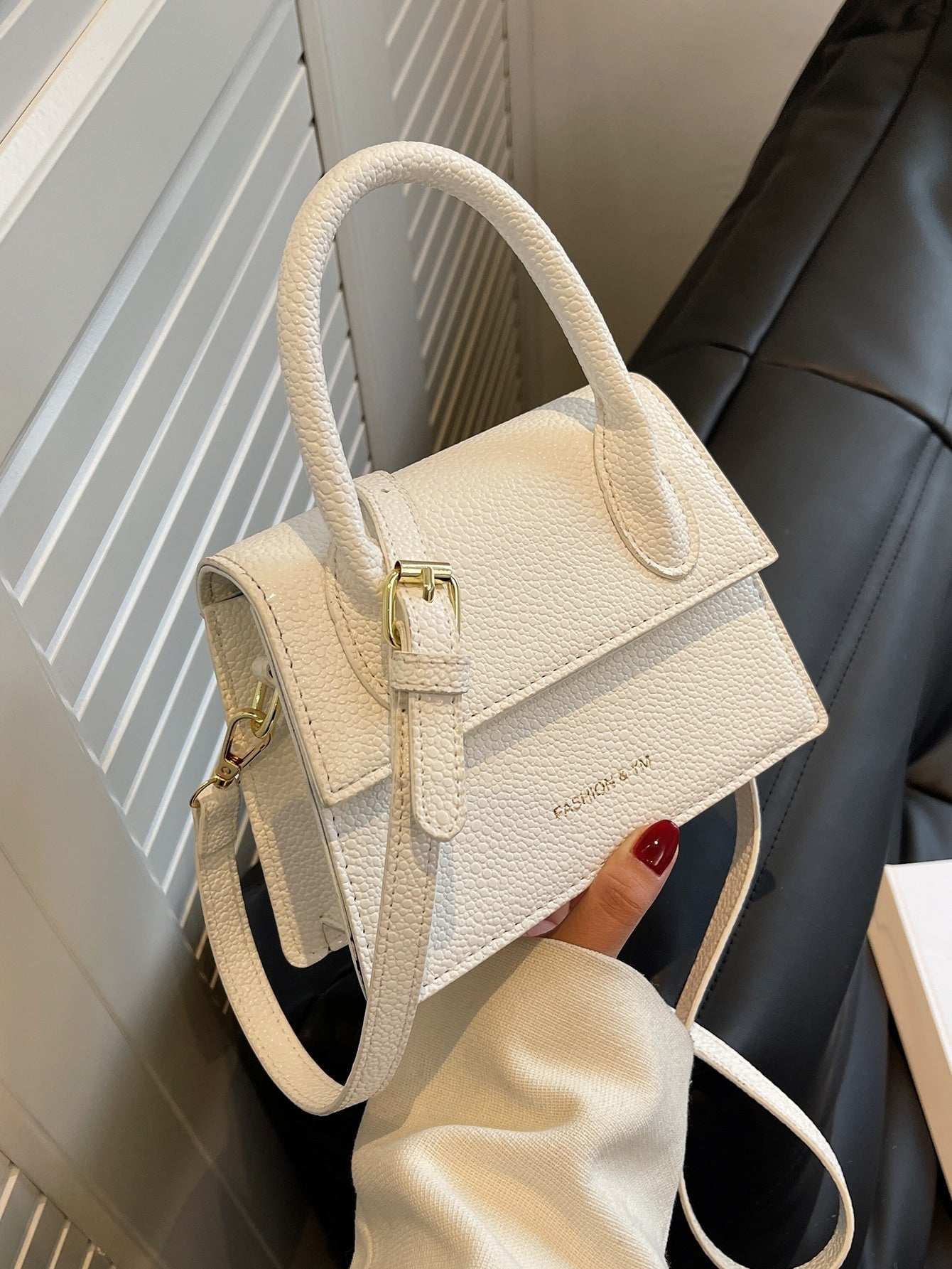 Quadratische Tasche mit Kiesel Prägung, Klappe