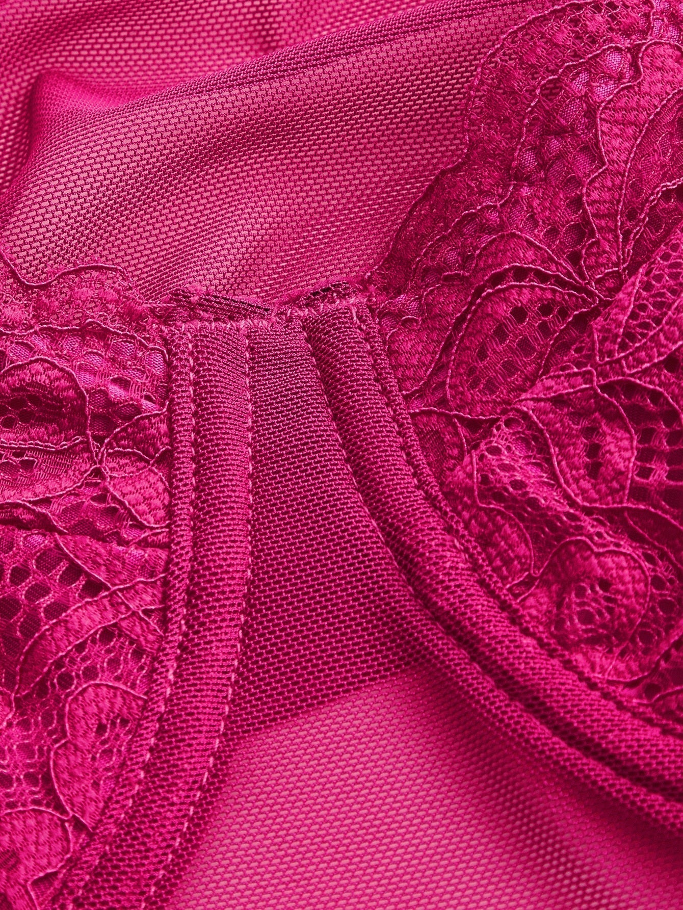 Cami Top mit Kontrast Spitzen, Vollbusiger, asymmetrischem Saum, Crop Mesh