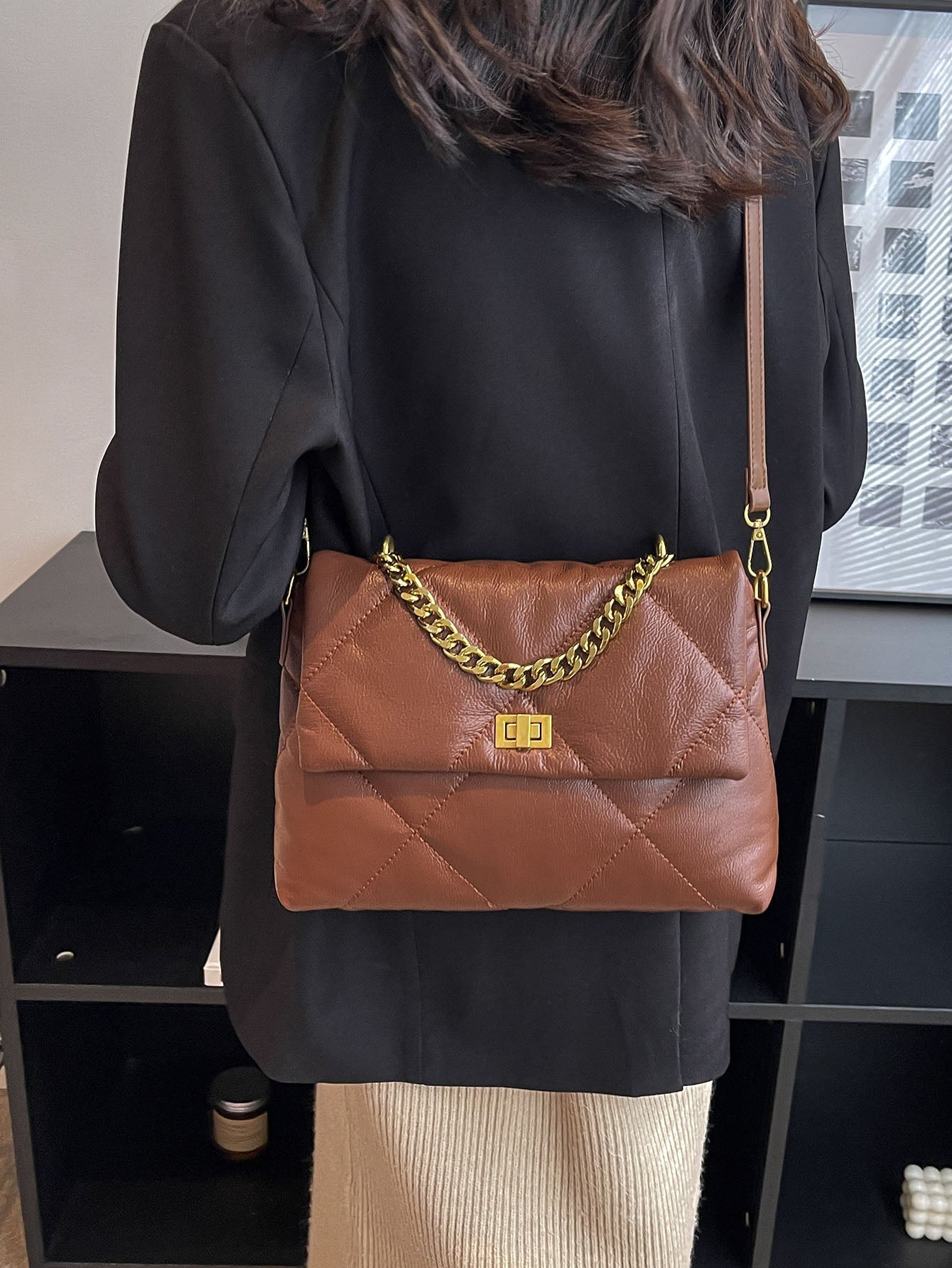 Quadratische Tasche mit Gesteppt Kette Dekor, Klappe