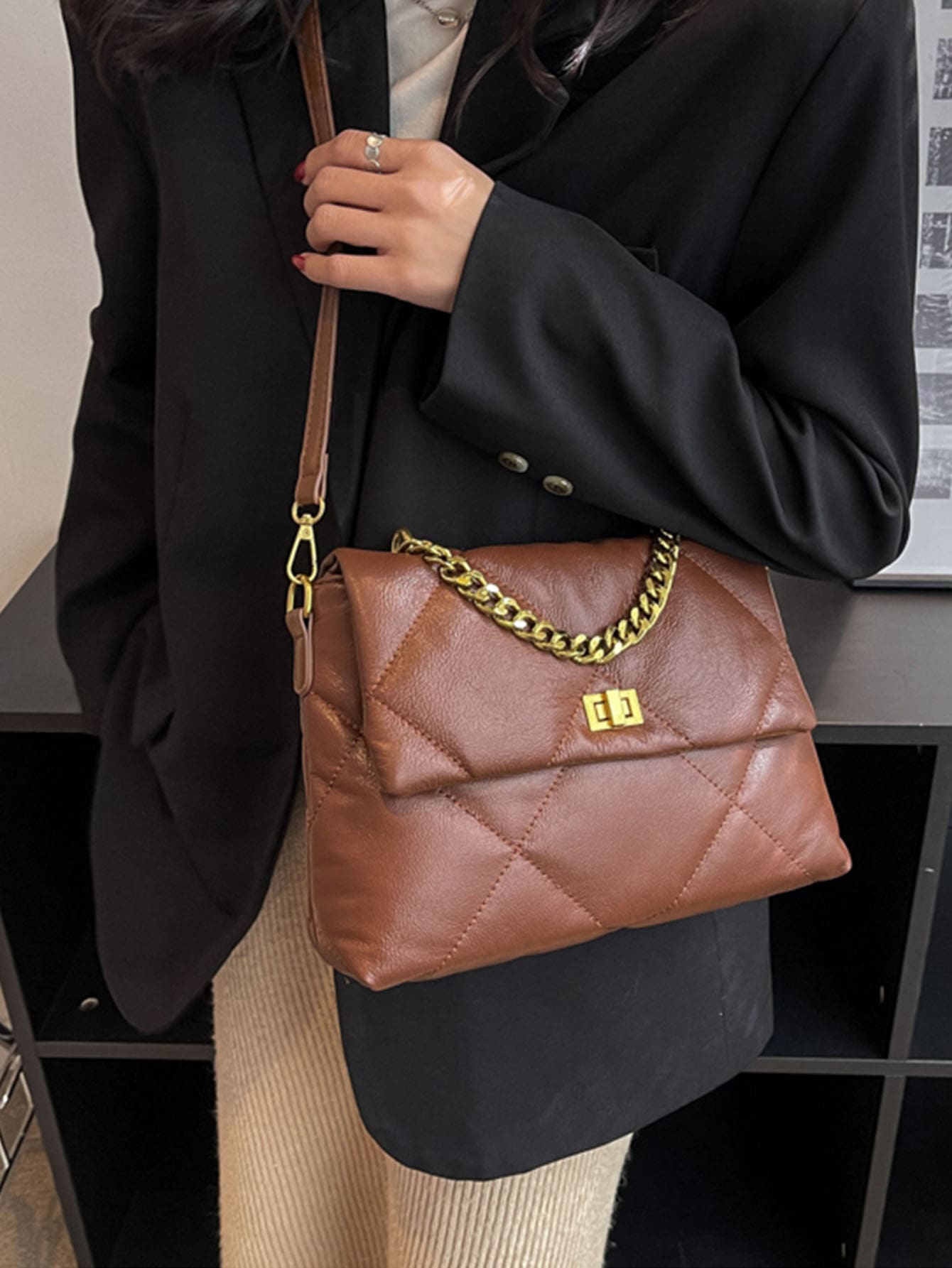 Quadratische Tasche mit Gesteppt Kette Dekor, Klappe