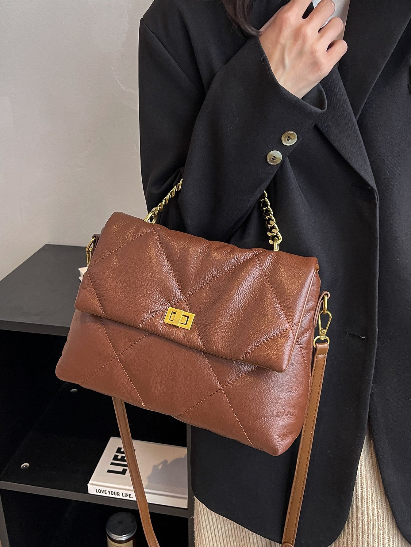 Quadratische Tasche mit Gesteppt Kette Dekor, Klappe