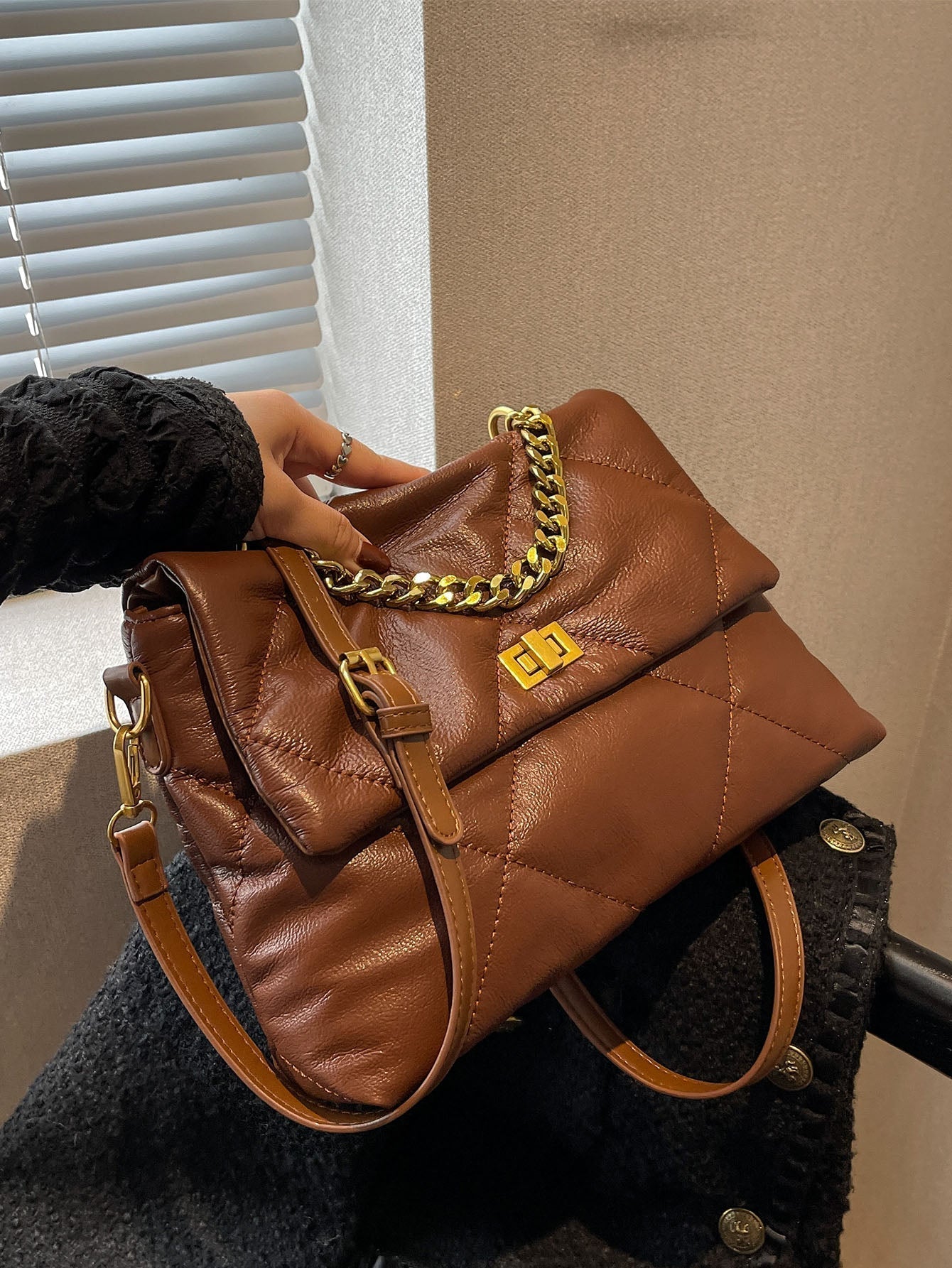 Quadratische Tasche mit Gesteppt Kette Dekor, Klappe