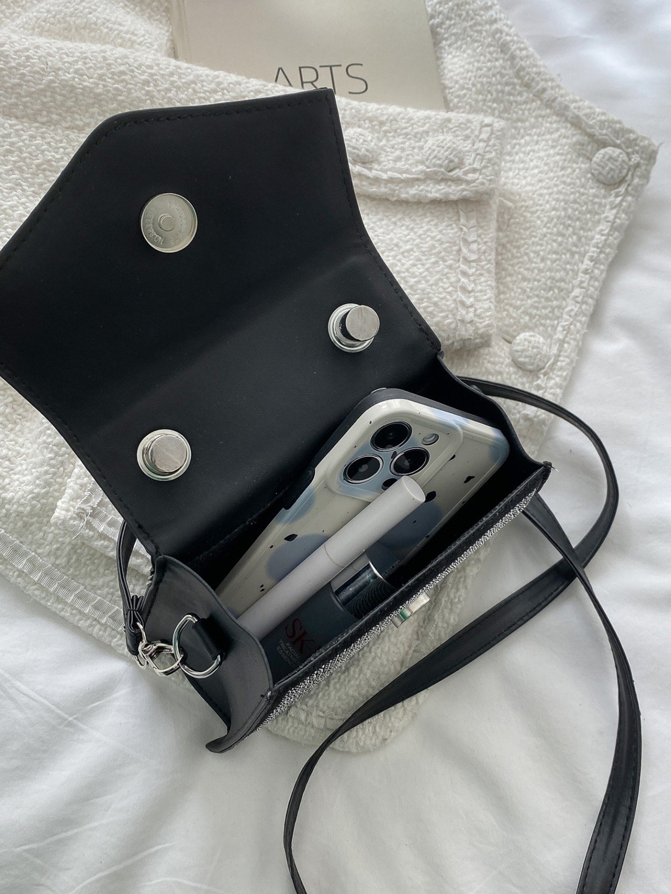 Quadratische Tasche mit Mini Nieten Dekor, Klappe