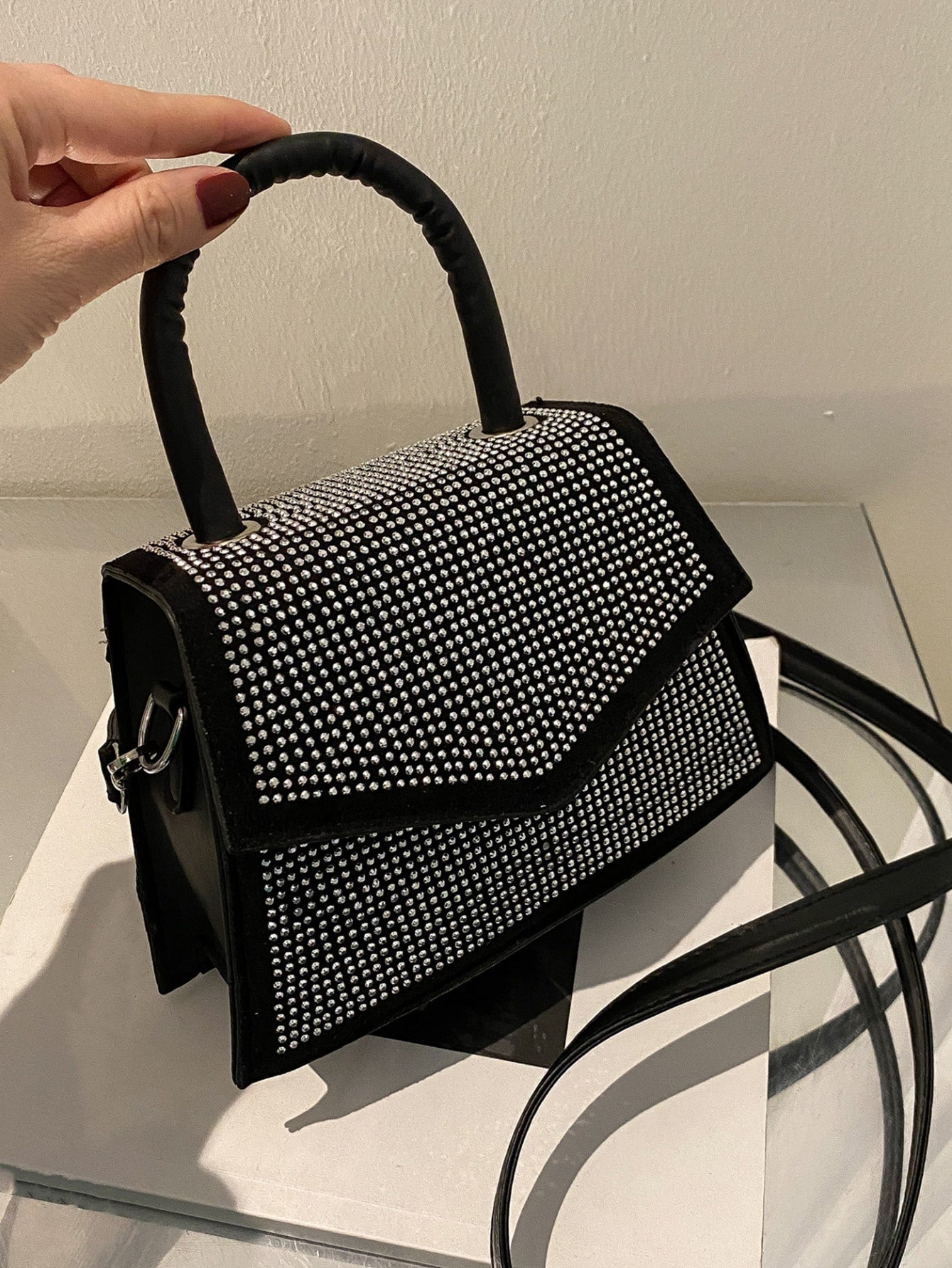 Quadratische Tasche mit Mini Nieten Dekor, Klappe