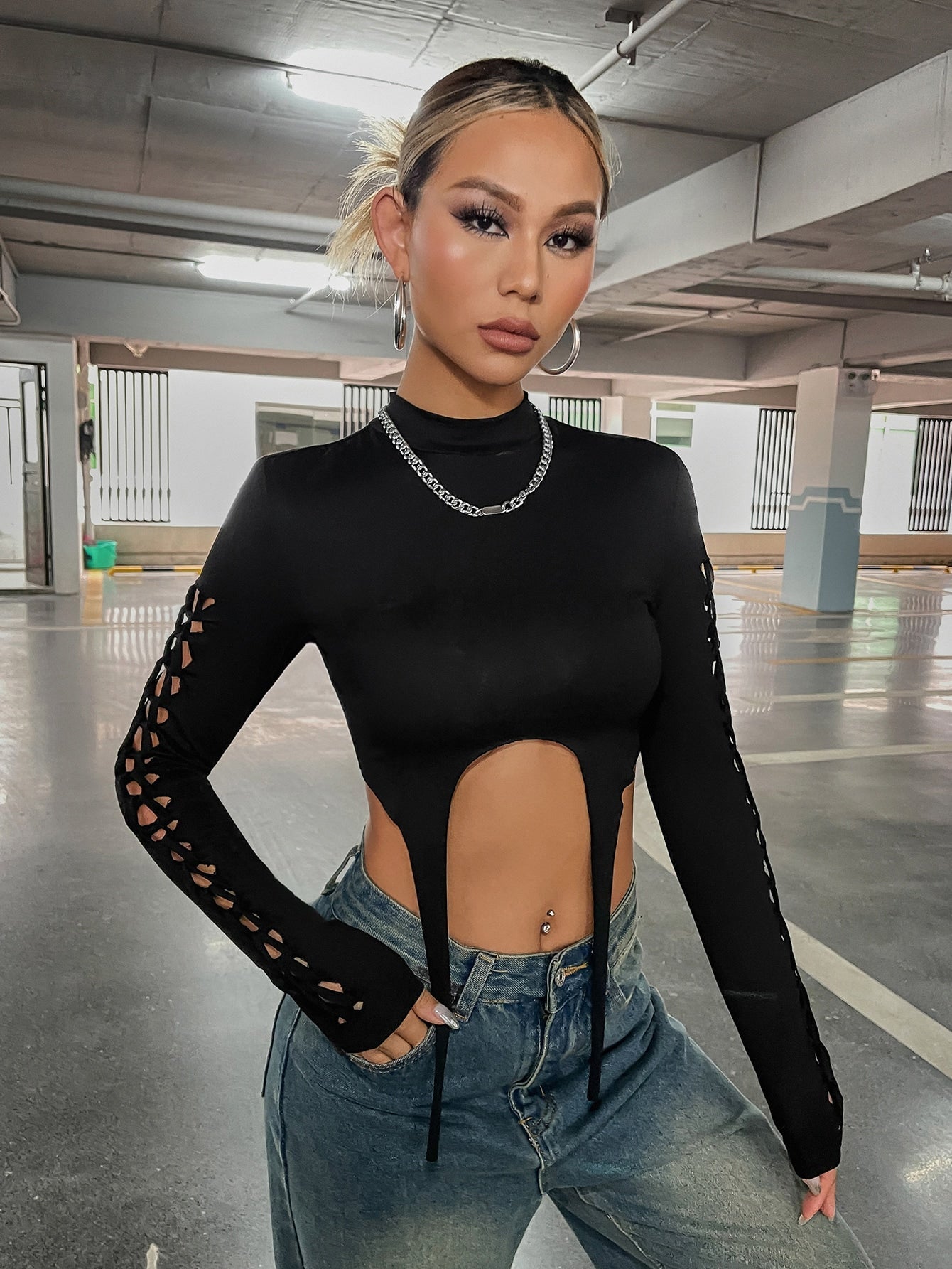 Crop Top mit Ausschnitt, Strumpfband, Detail