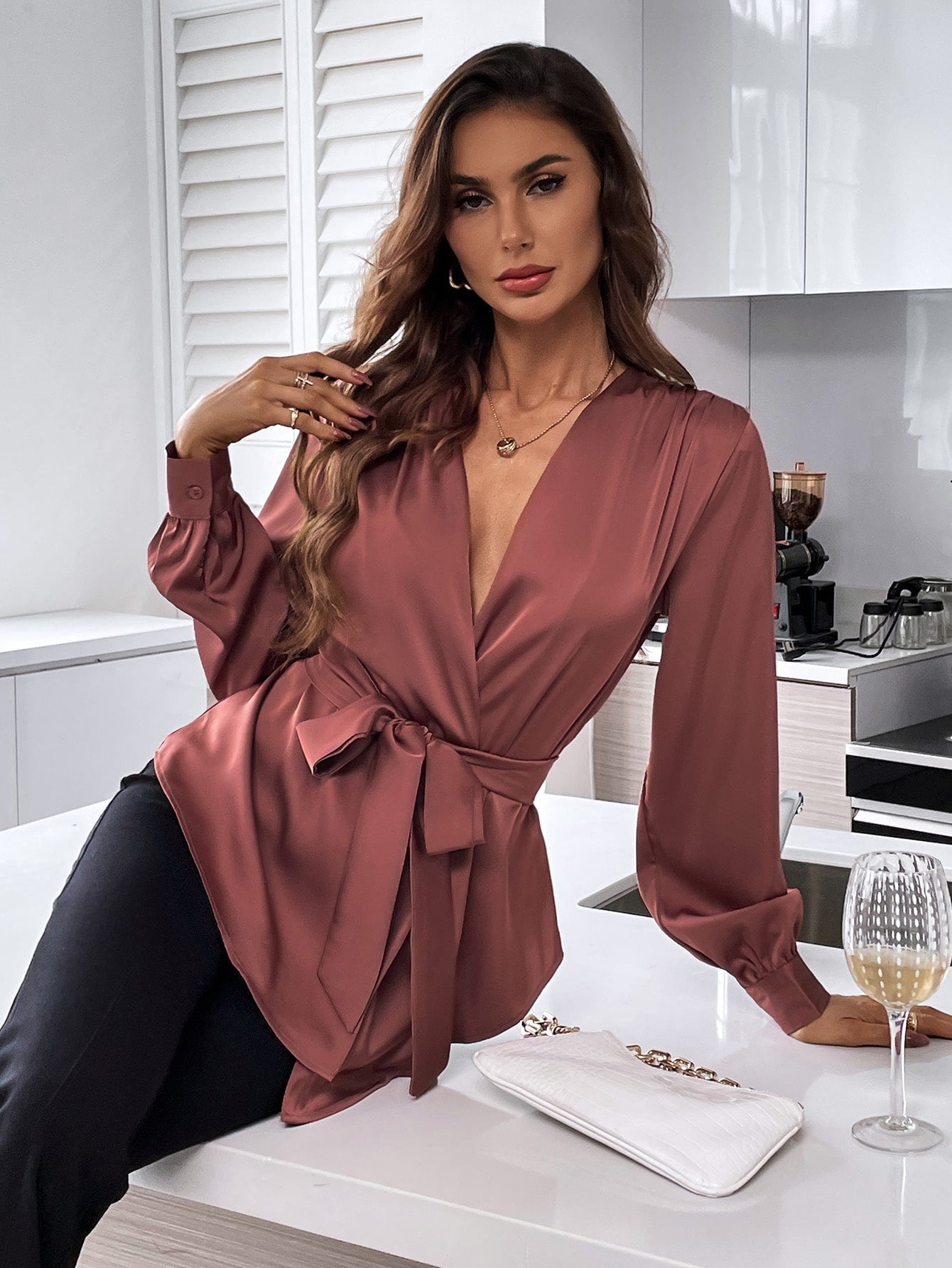 Bluse mit Gürtel, asymmetrischem Saum