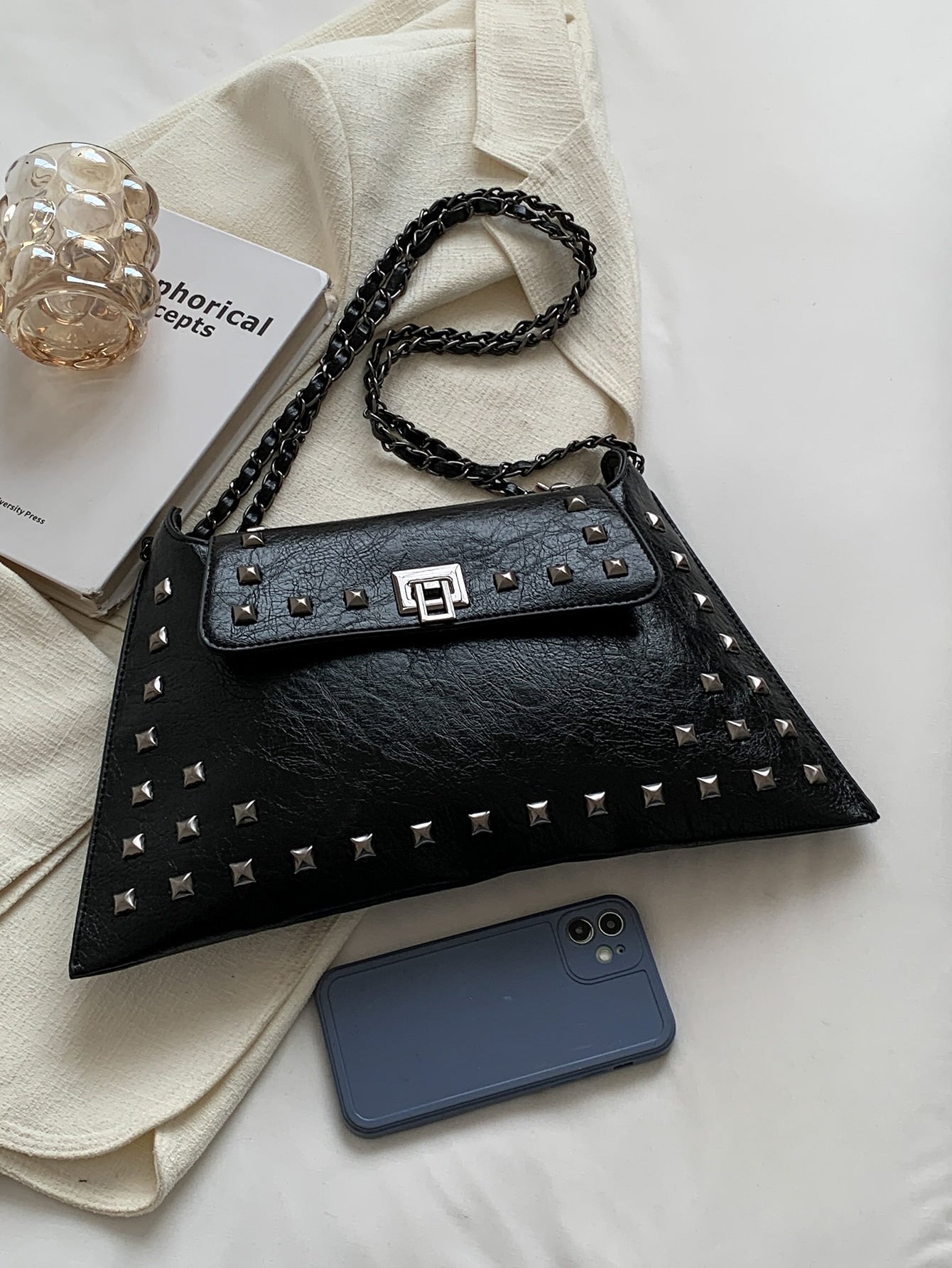 Quadratische Tasche mit Nieten Dekor, Klappe