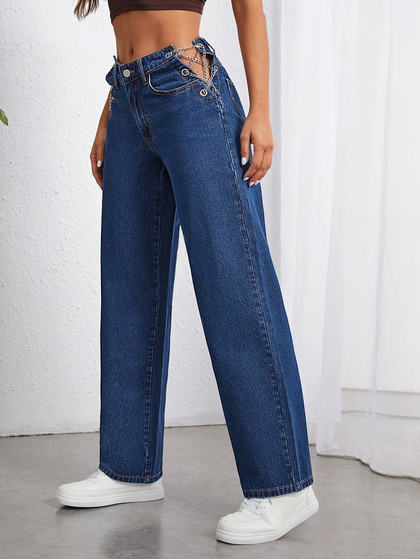 Jeans mit Kette, breitem Beinschnitt
