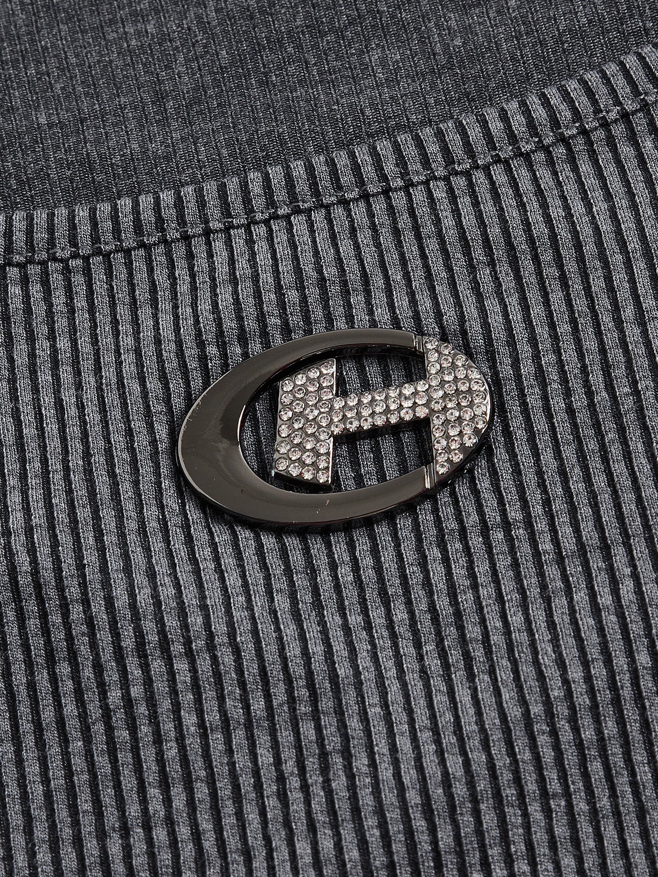 Crop T-Shirt mit Strass, Metall Dekor, U-Ausschnitt, asymmetrischem Saum