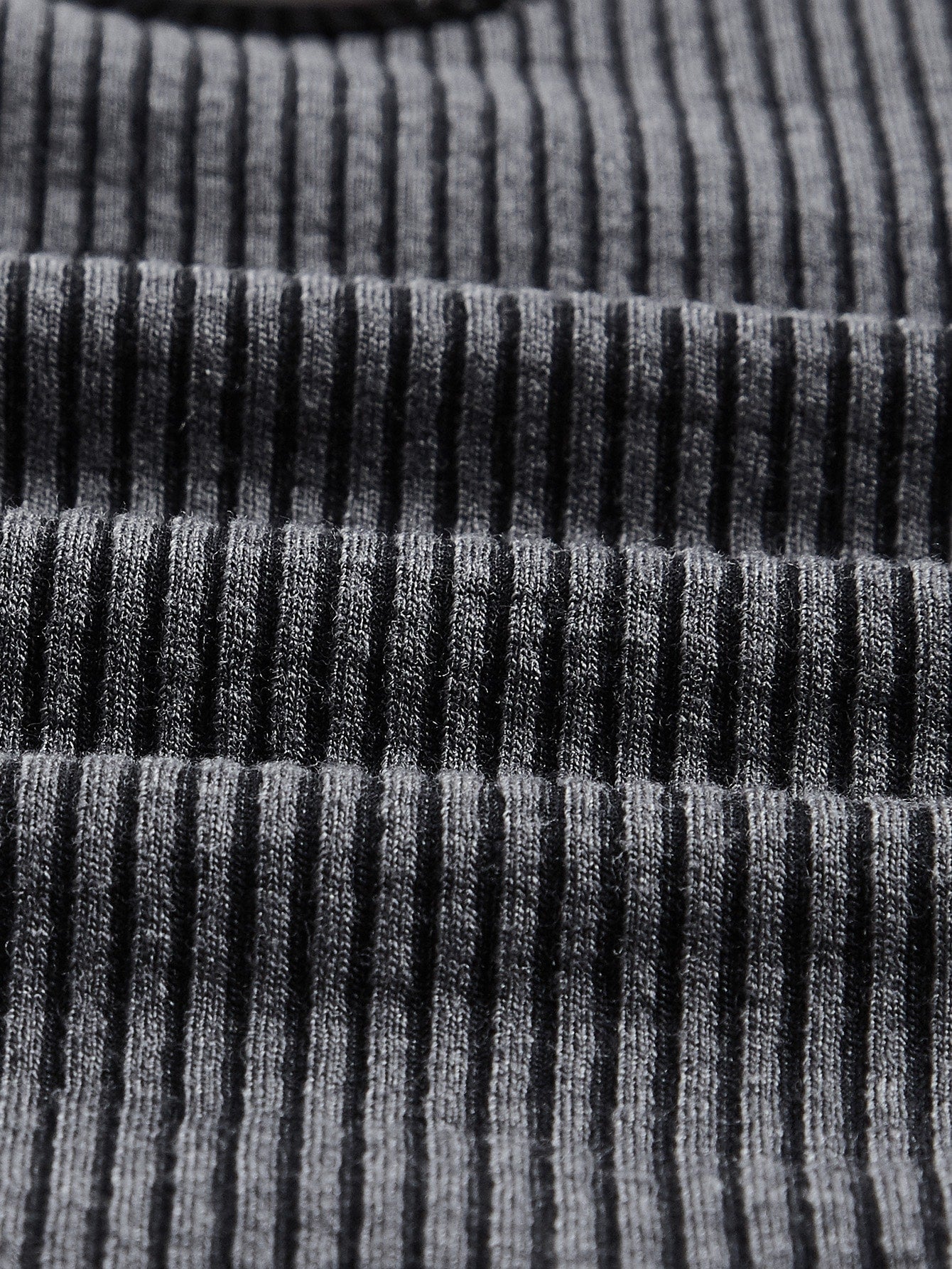 Crop T-Shirt mit Strass, Metall Dekor, U-Ausschnitt, asymmetrischem Saum