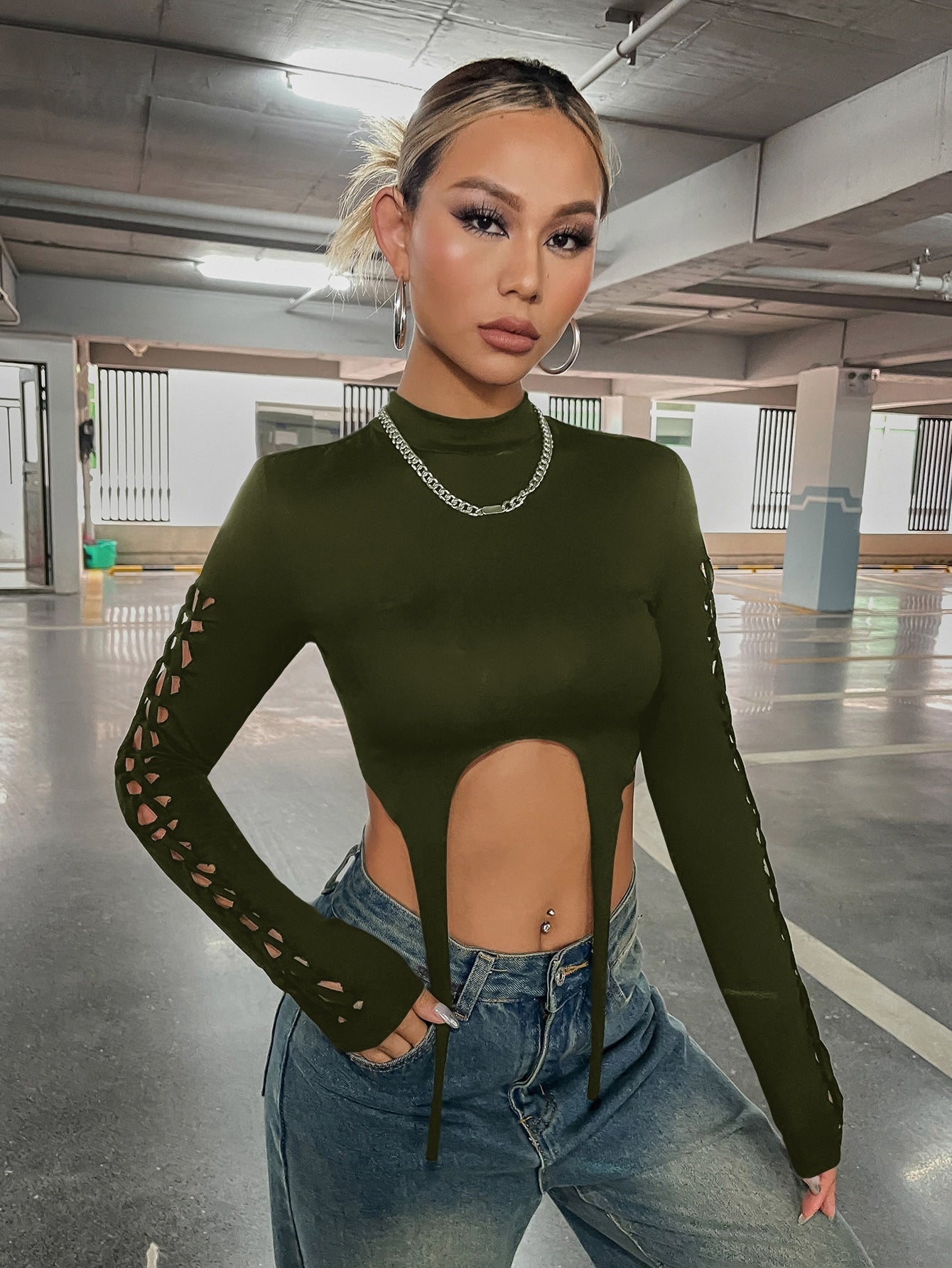 Crop Top mit Ausschnitt, Strumpfband, Detail