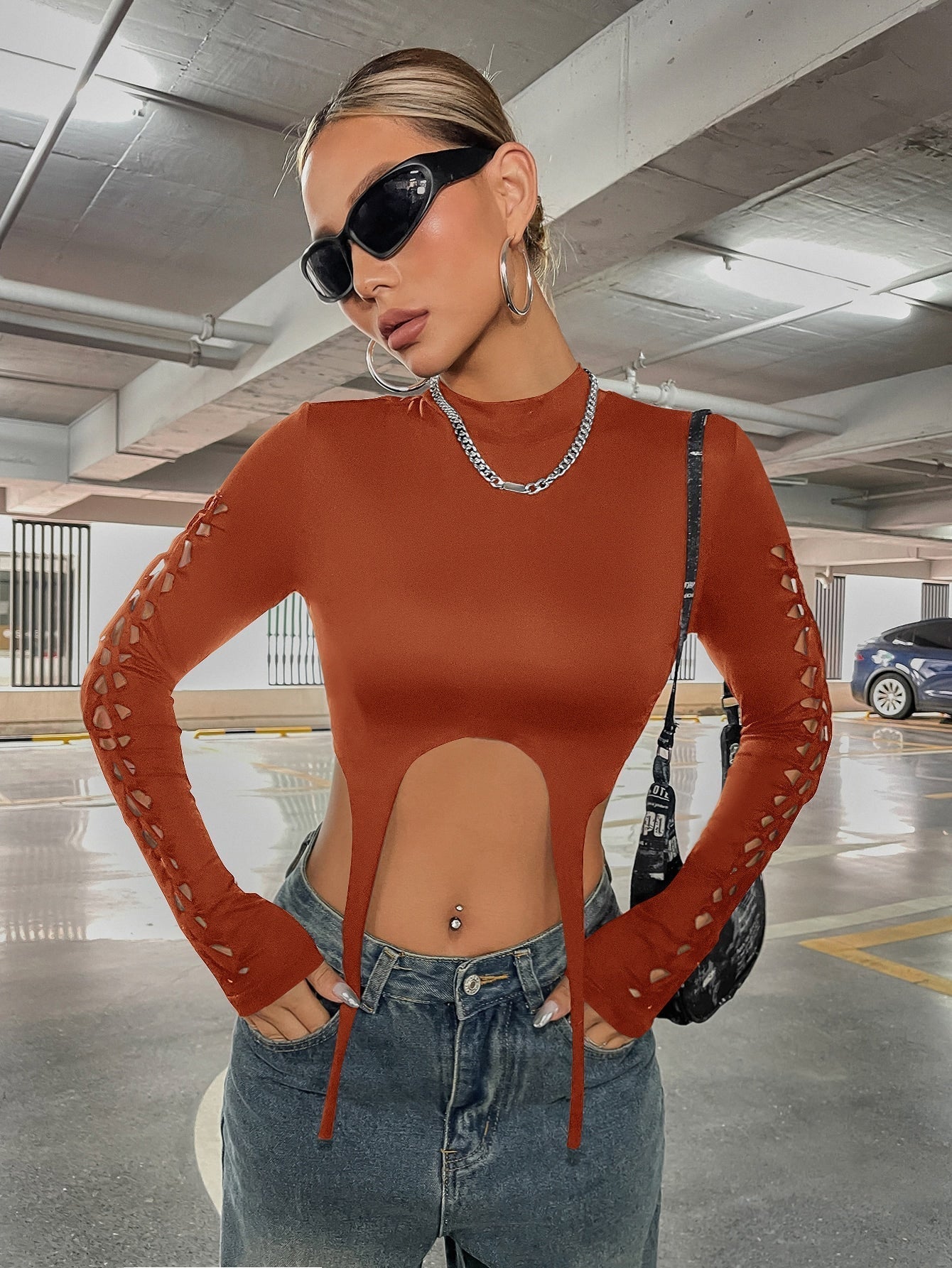 Crop Top mit Ausschnitt, Strumpfband, Detail