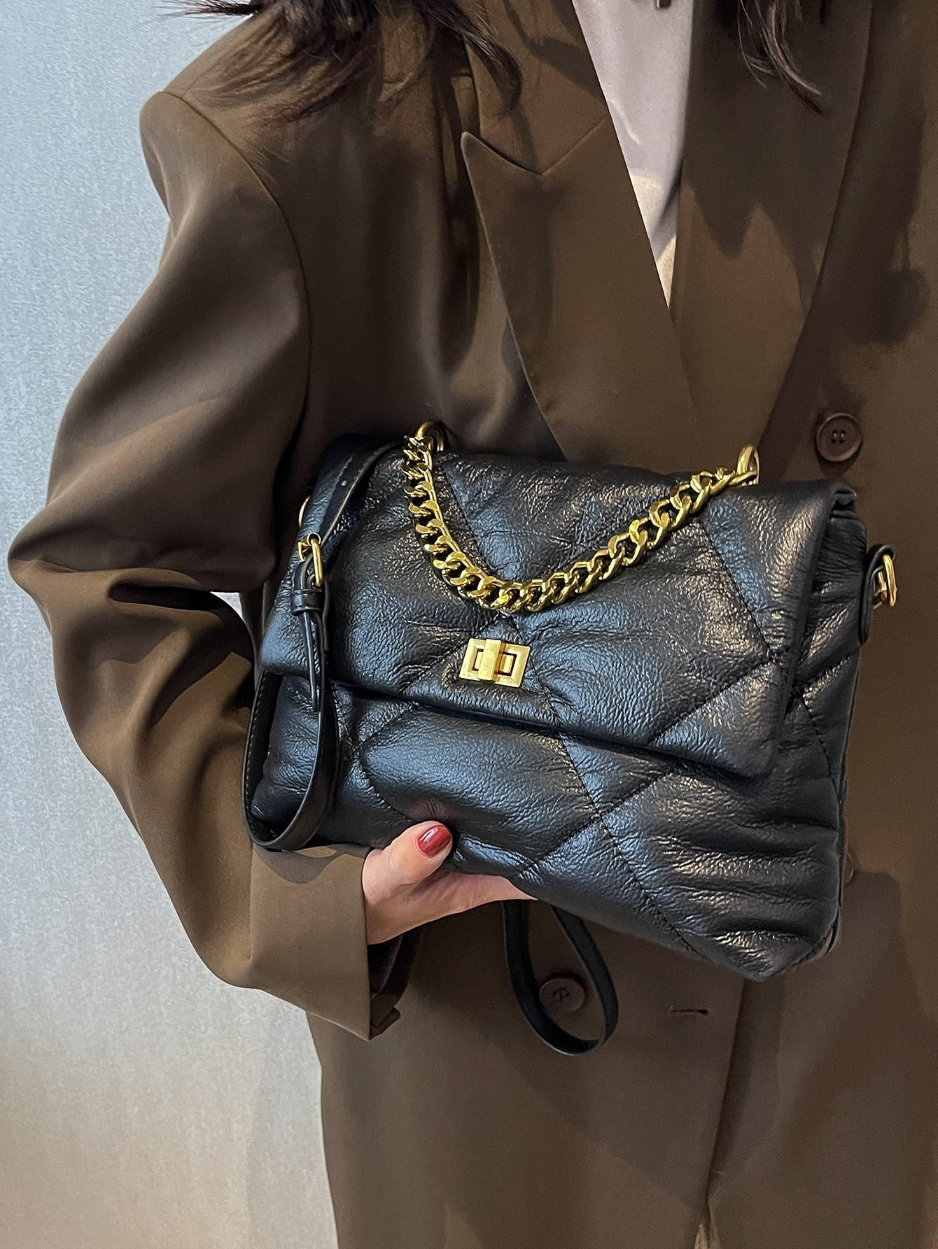 Quadratische Tasche mit Gesteppt Kette Dekor, Klappe