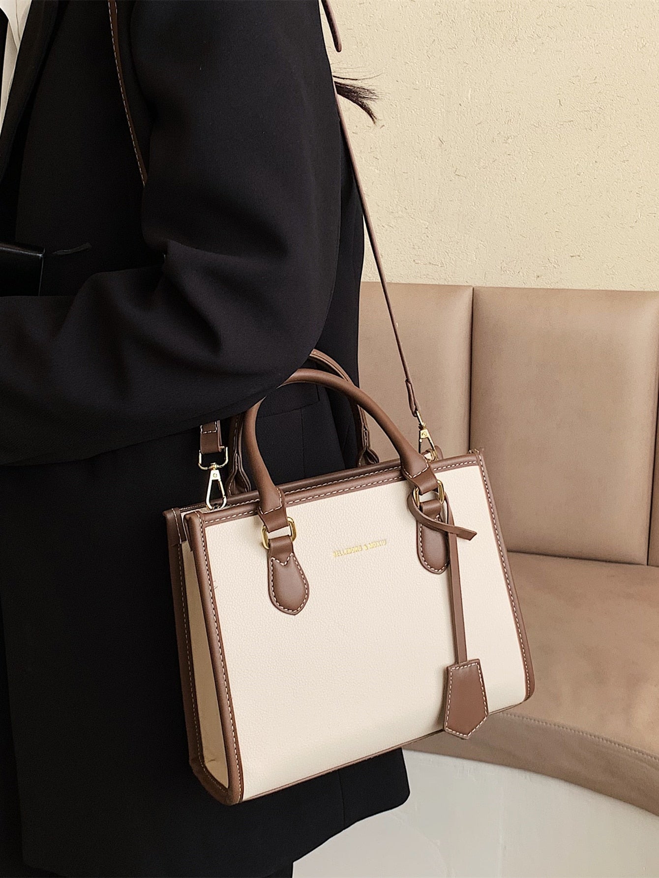 Quadratische Tasche mit Buchstabe Detail, Kontrastsaum