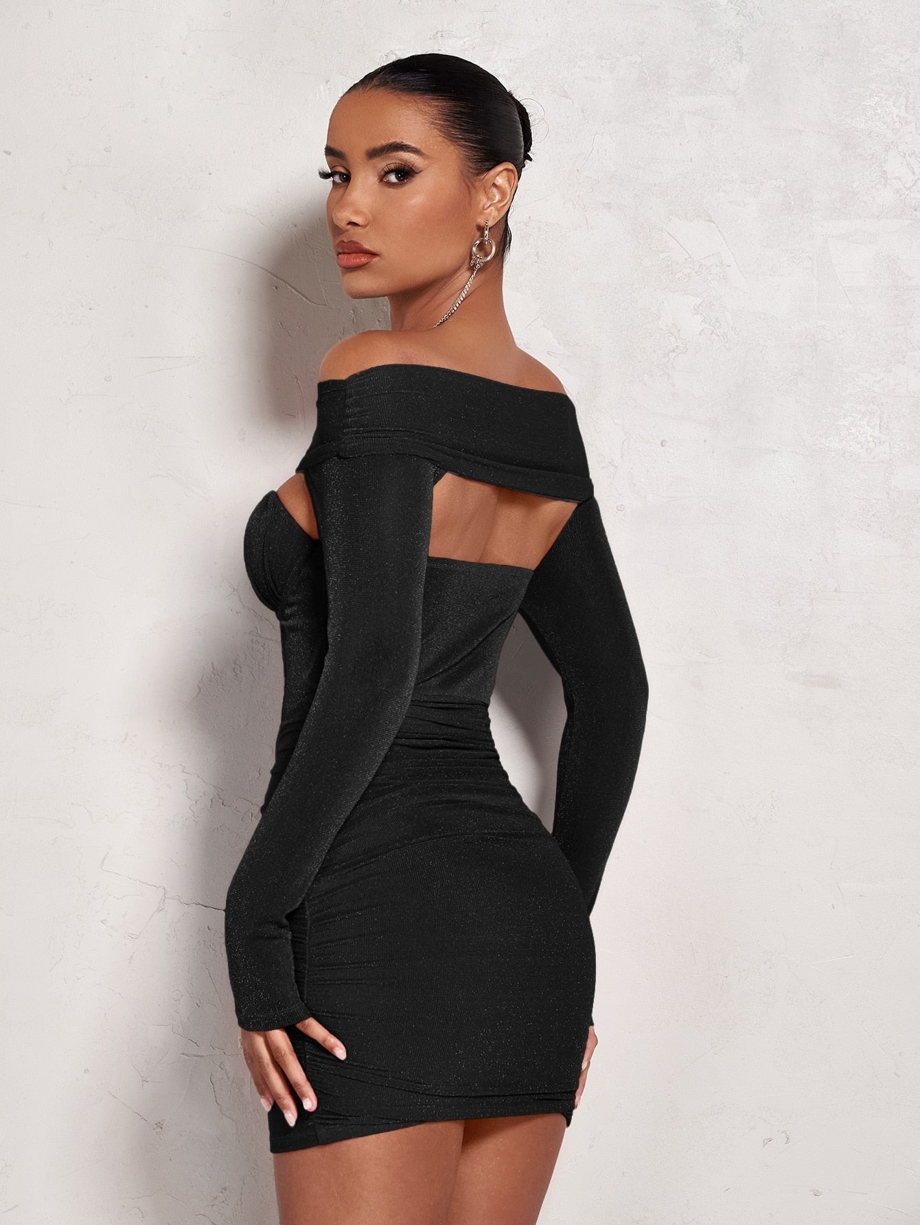 Figurbetontes Kleid mit Ausschnitt, Vollbusiger, Rüschen, Glitzer