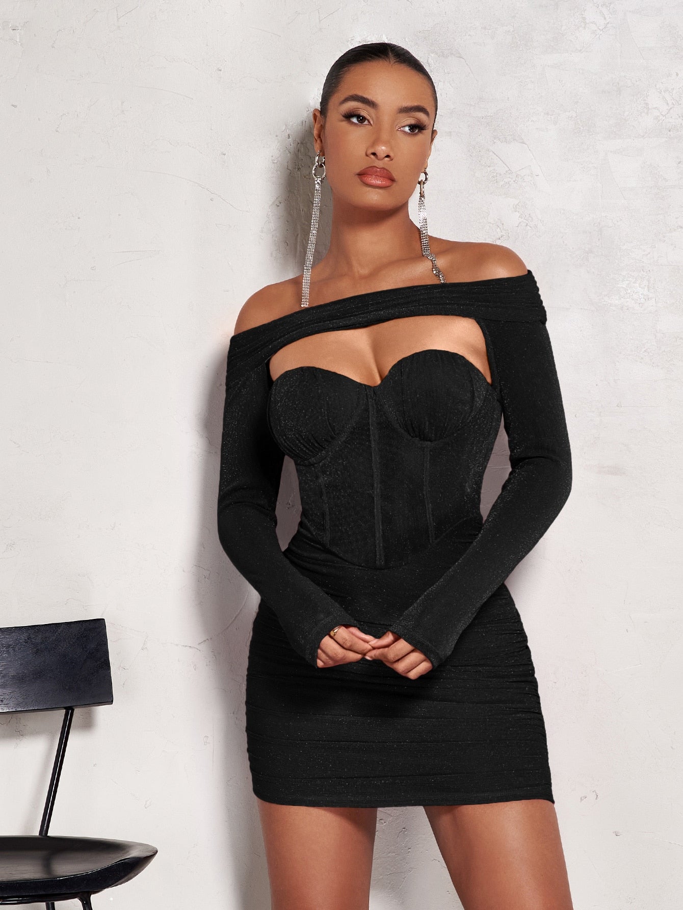 Figurbetontes Kleid mit Ausschnitt, Vollbusiger, Rüschen, Glitzer