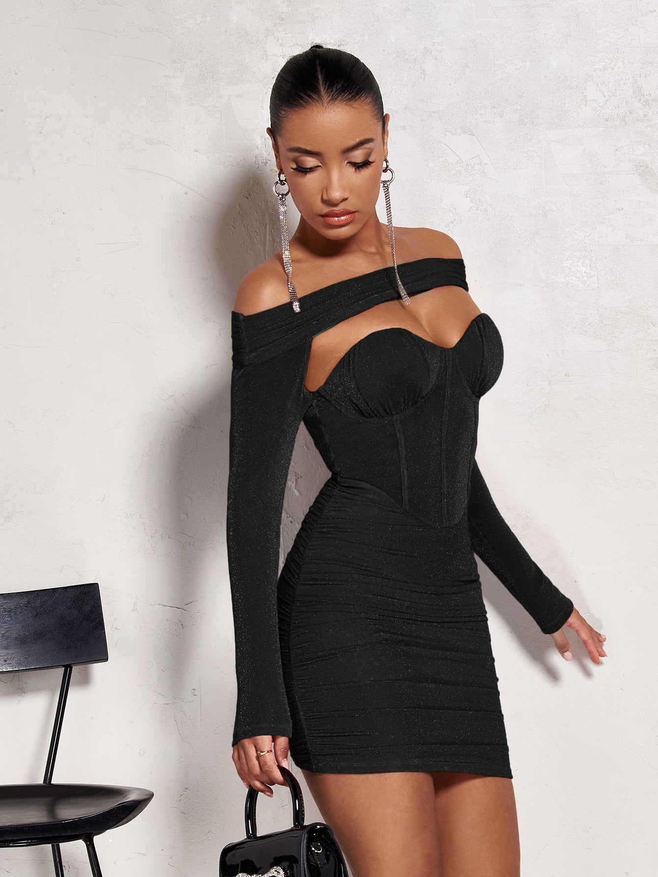 Figurbetontes Kleid mit Ausschnitt, Vollbusiger, Rüschen, Glitzer