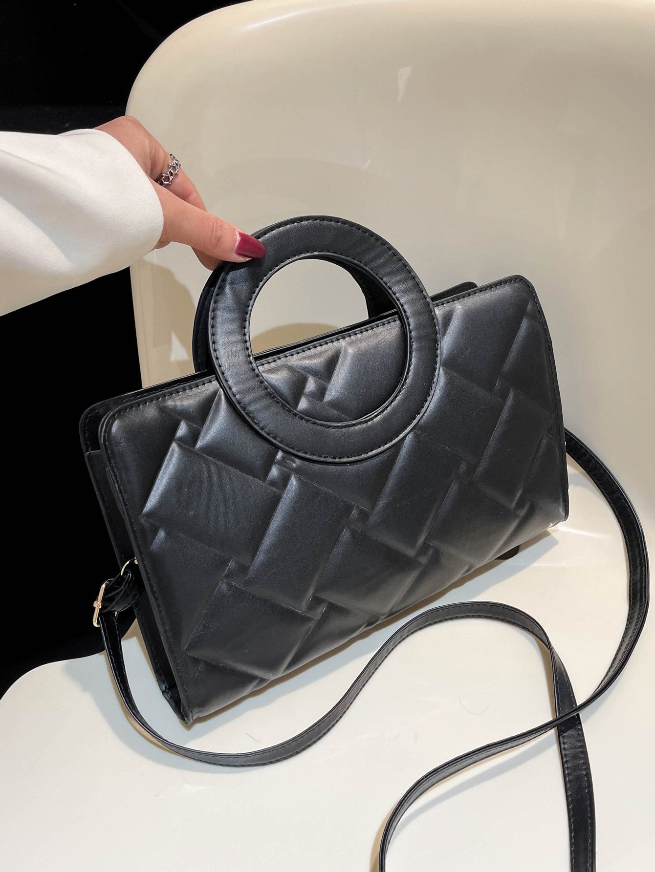 Quadratische Tasche mit metallisch Krokodil Prägung, Ring oben