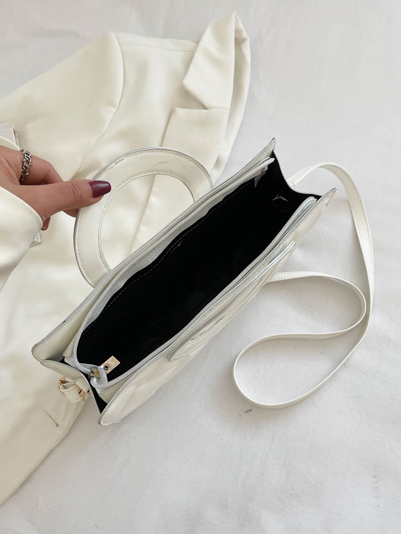 Quadratische Tasche mit metallisch Krokodil Prägung, Ring oben