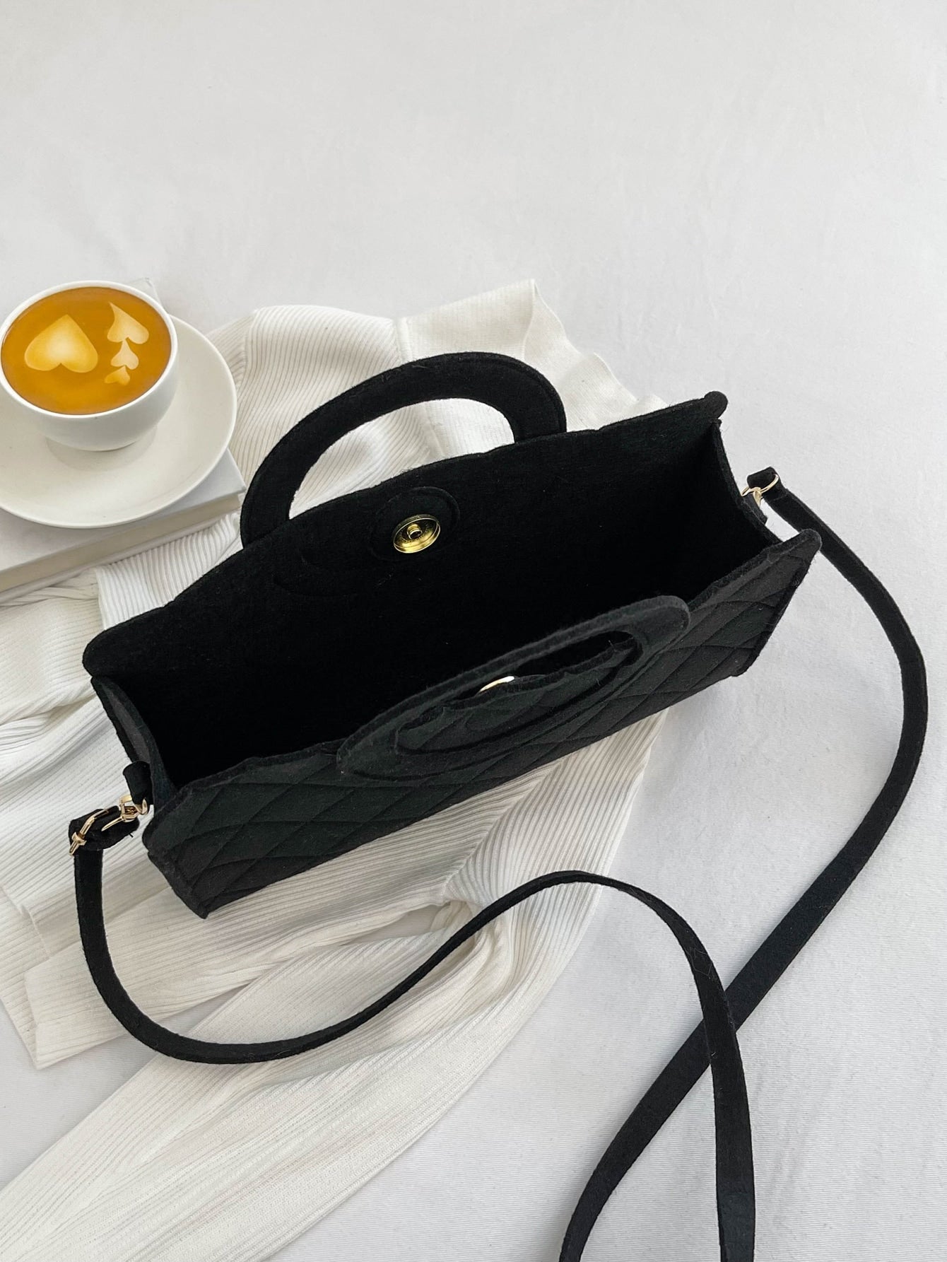 Quadratische Tasche mit metallisch Krokodil Prägung, Ring oben