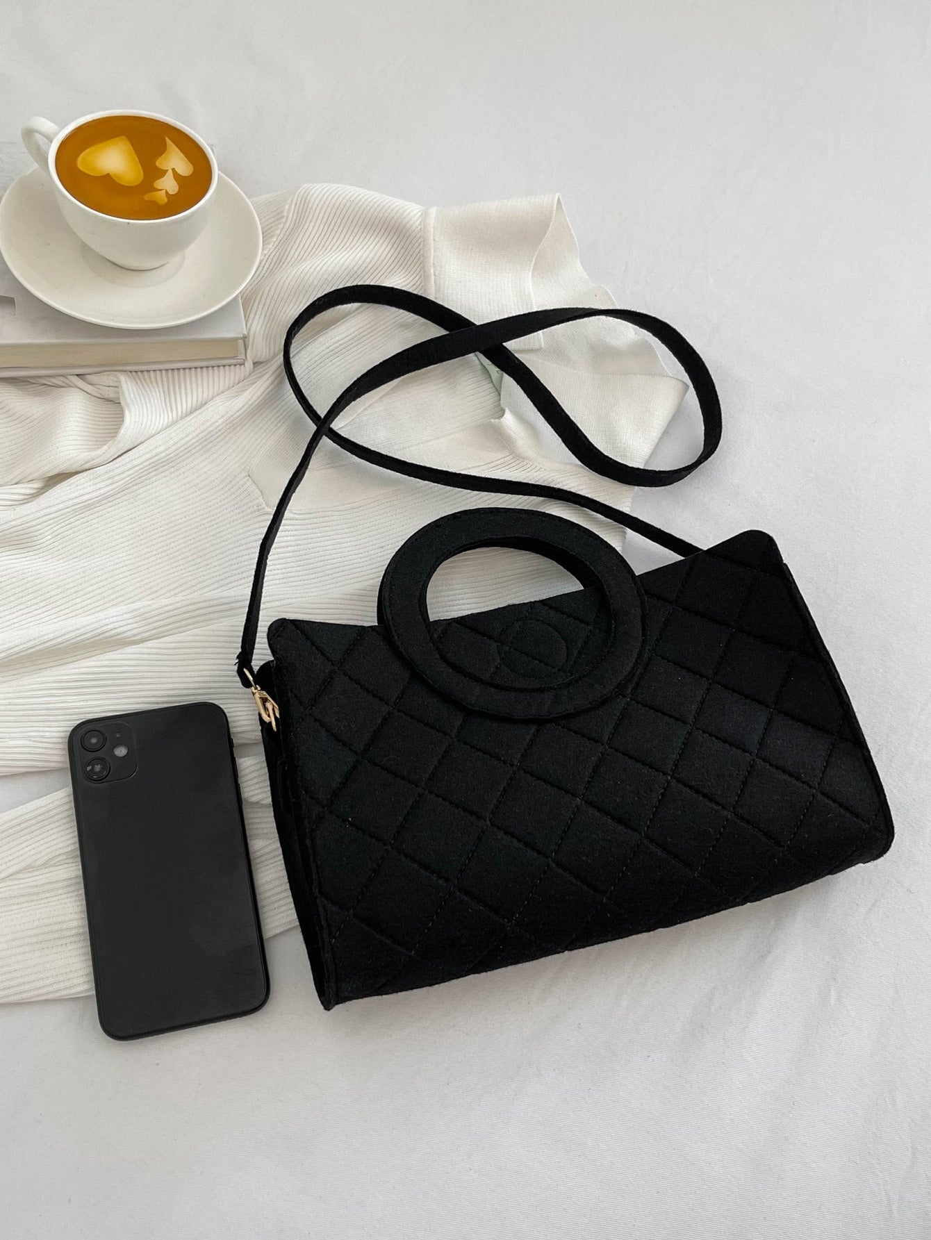 Quadratische Tasche mit metallisch Krokodil Prägung, Ring oben