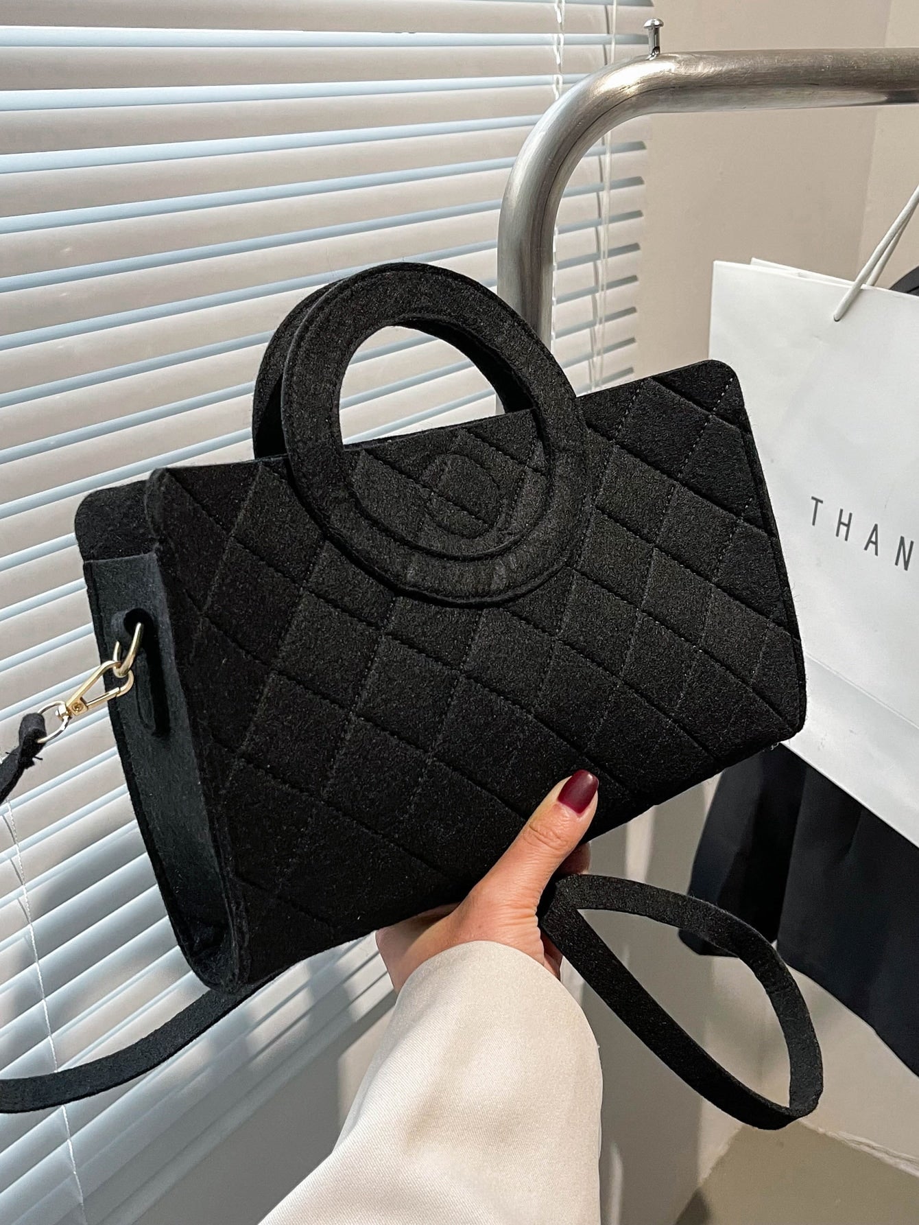 Quadratische Tasche mit metallisch Krokodil Prägung, Ring oben