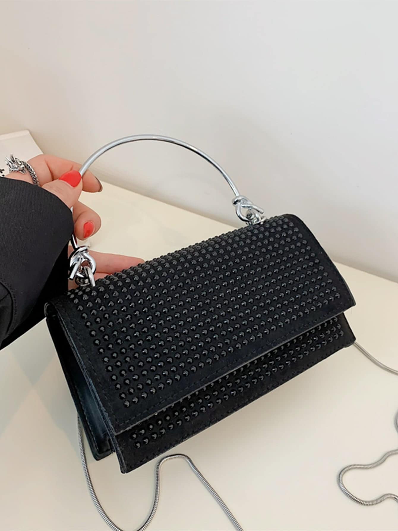 Quadratische Tasche mit Mini Nieten Dekor, Kette, Klappe