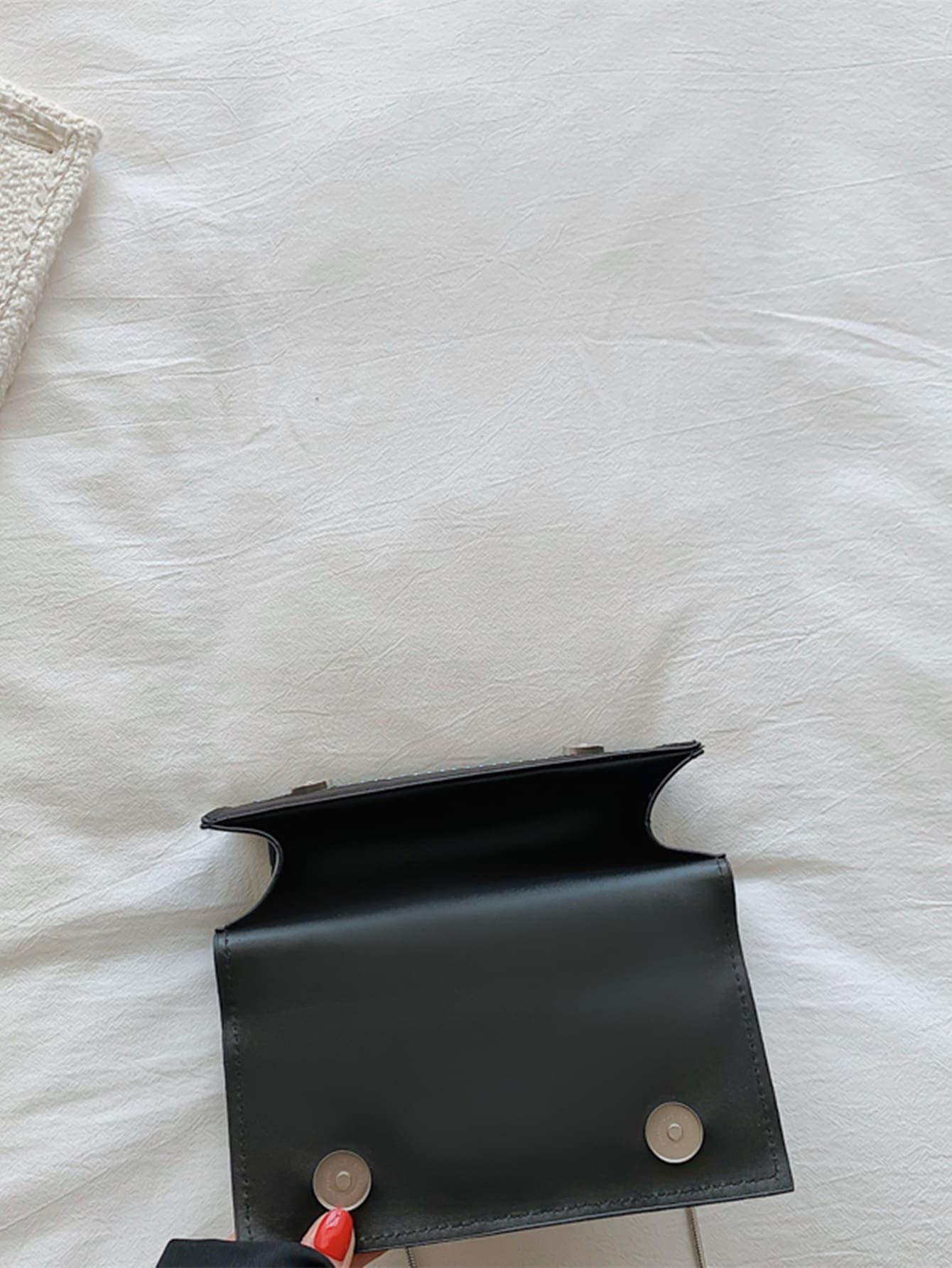 Quadratische Tasche mit Mini Nieten Dekor, Kette, Klappe