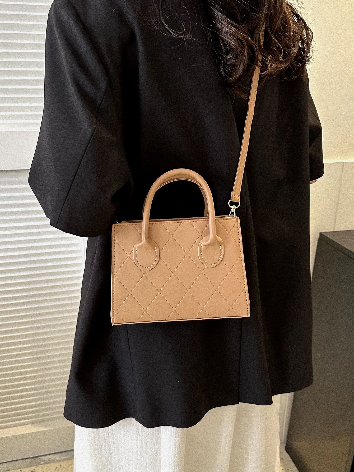 Quadratische Tasche mit Krokodil Prägung, Doppelgriff