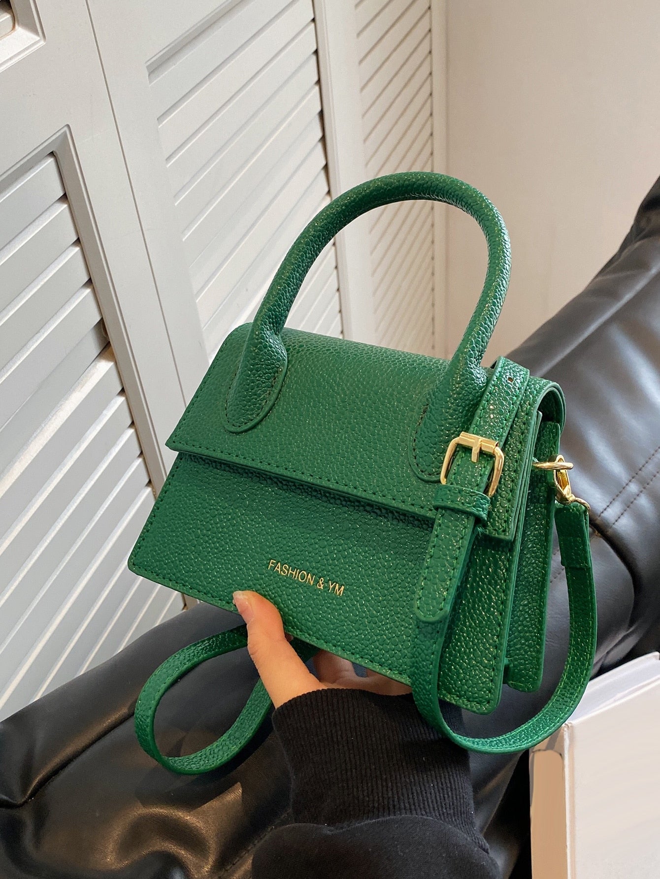 Quadratische Tasche mit Kiesel Prägung, Klappe