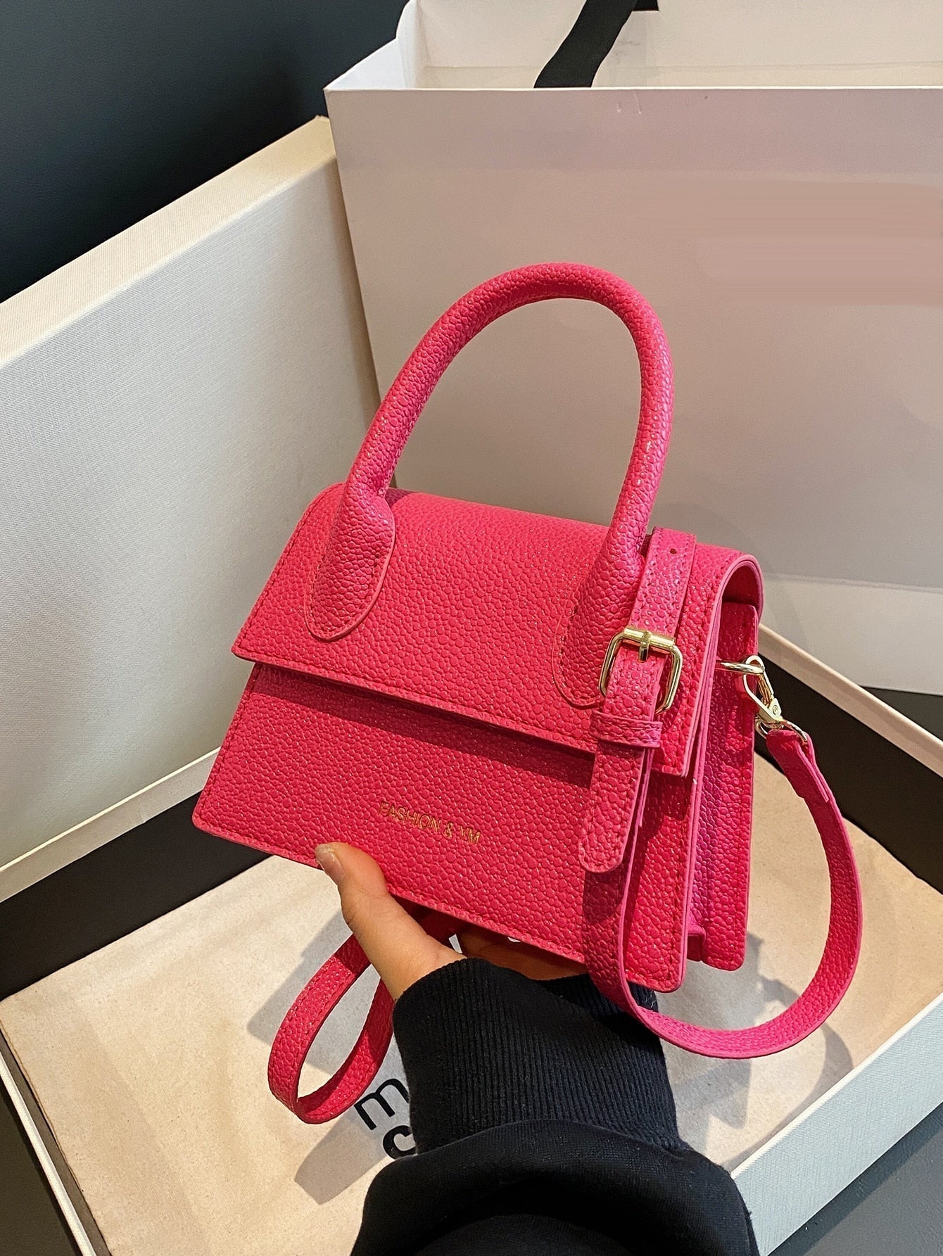 Quadratische Tasche mit Kiesel Prägung, Klappe