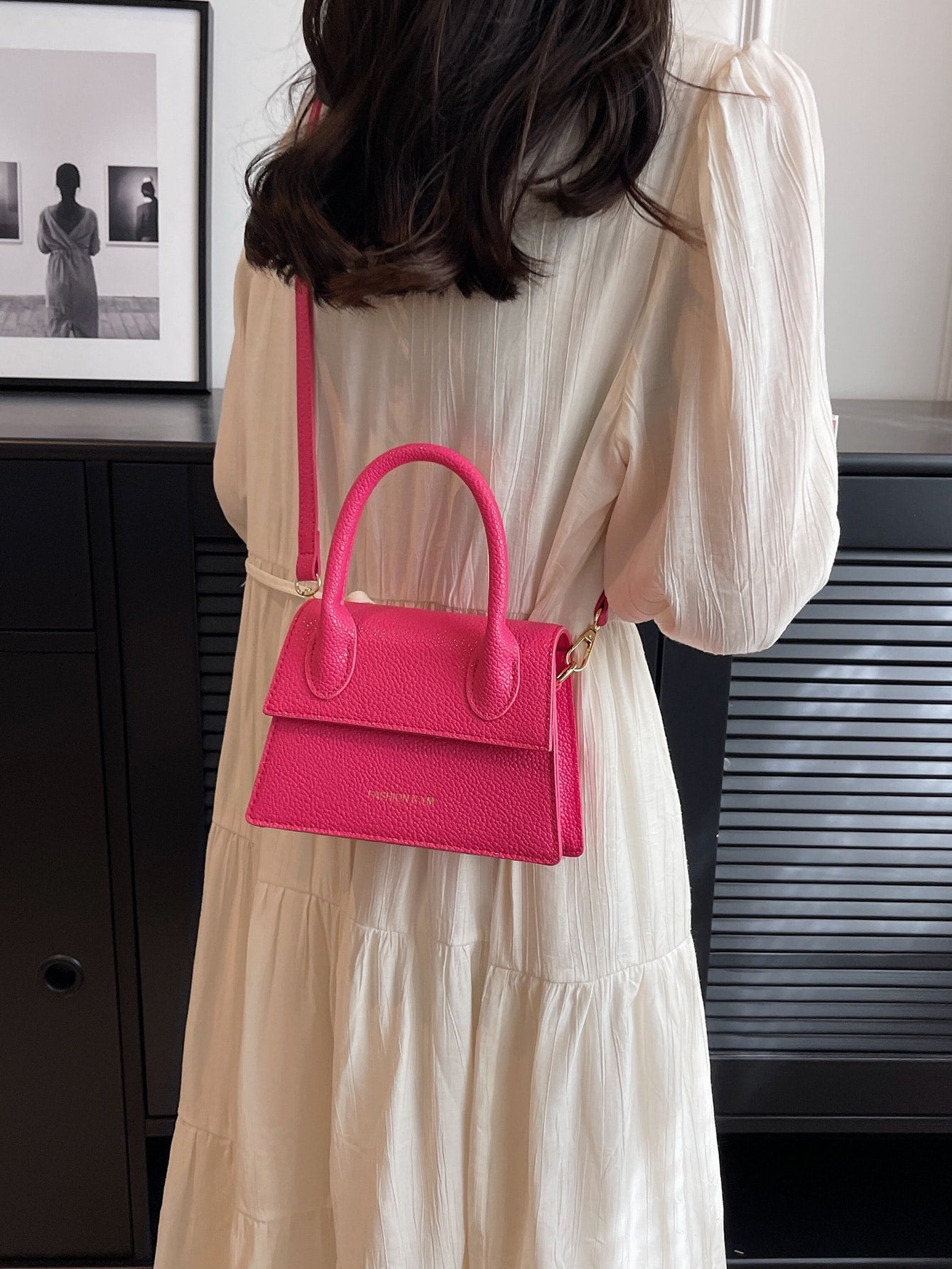 Quadratische Tasche mit Kiesel Prägung, Klappe