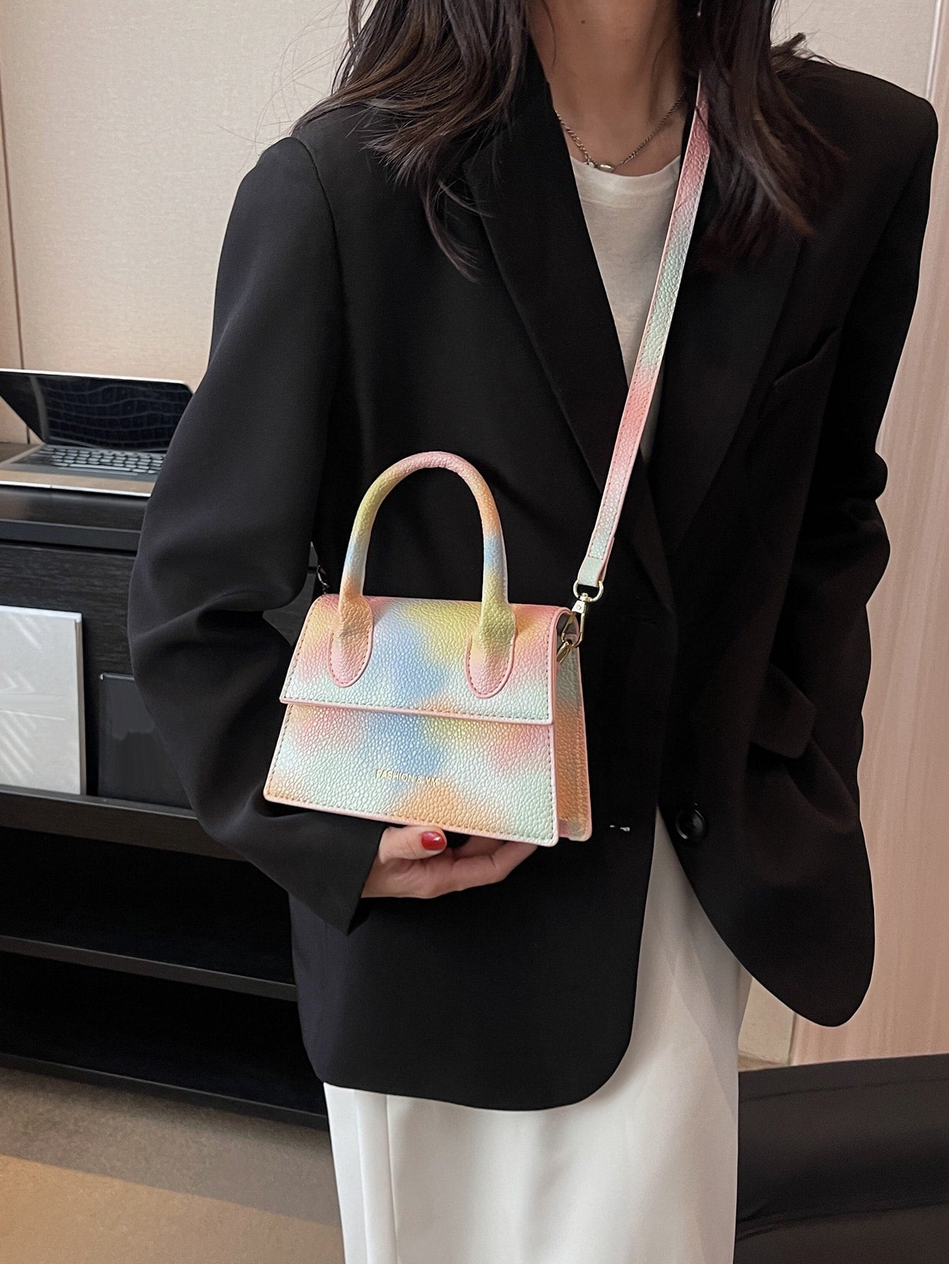 Quadratische Tasche mit Kiesel Prägung, Klappe