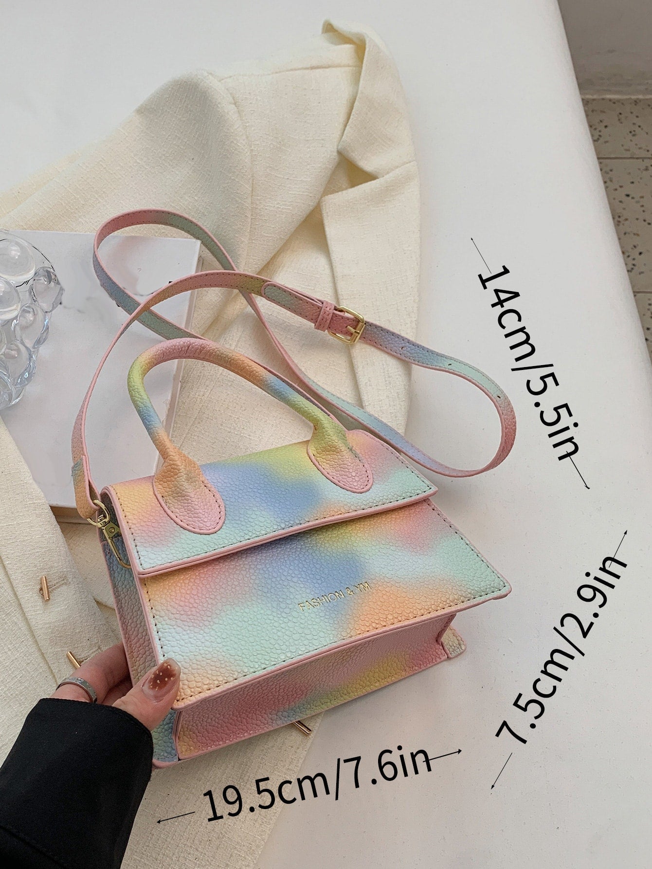 Quadratische Tasche mit Kiesel Prägung, Klappe